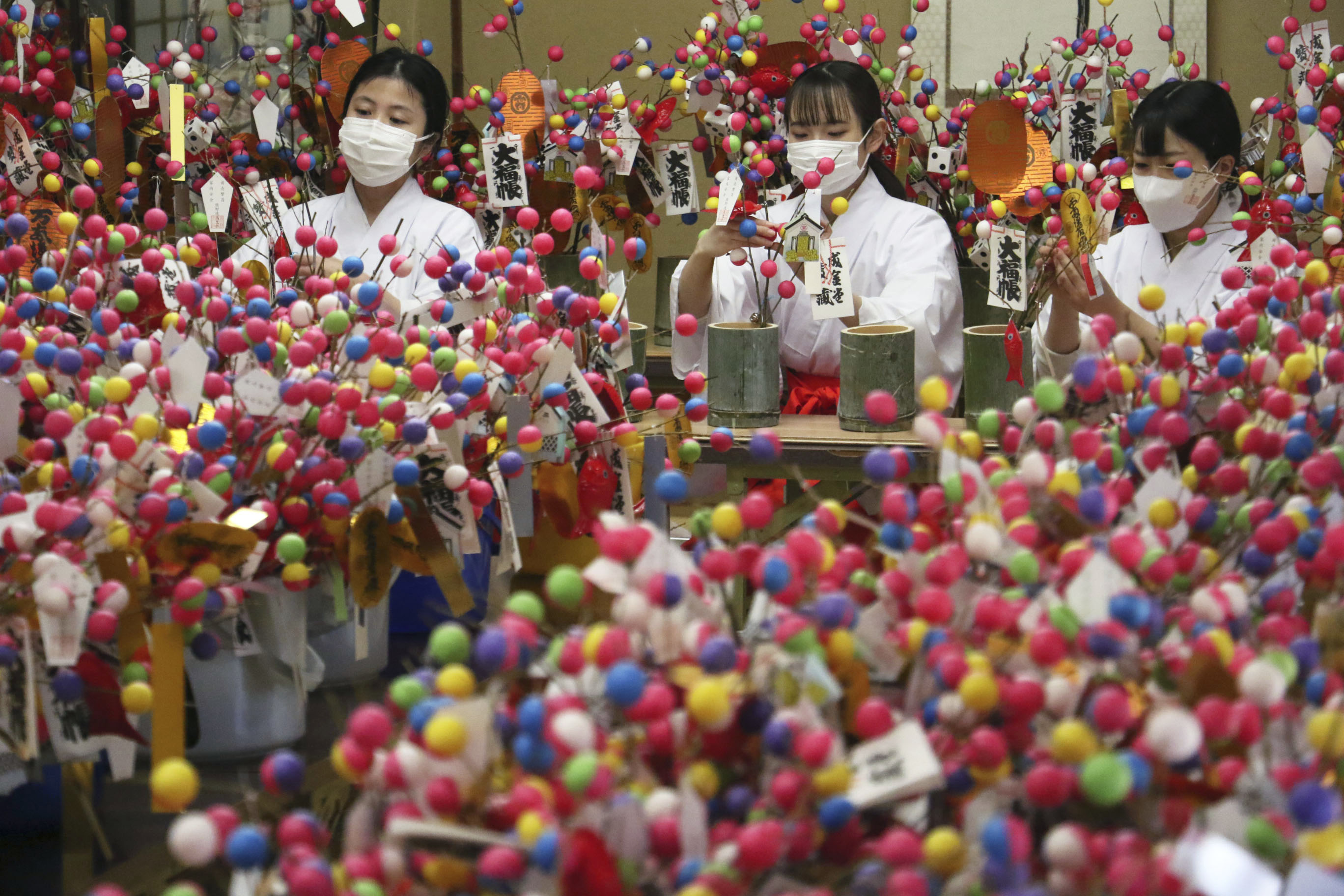 カラフルな「吉兆」仕上げ 和歌山・熊野速玉大社 - 産経ニュース