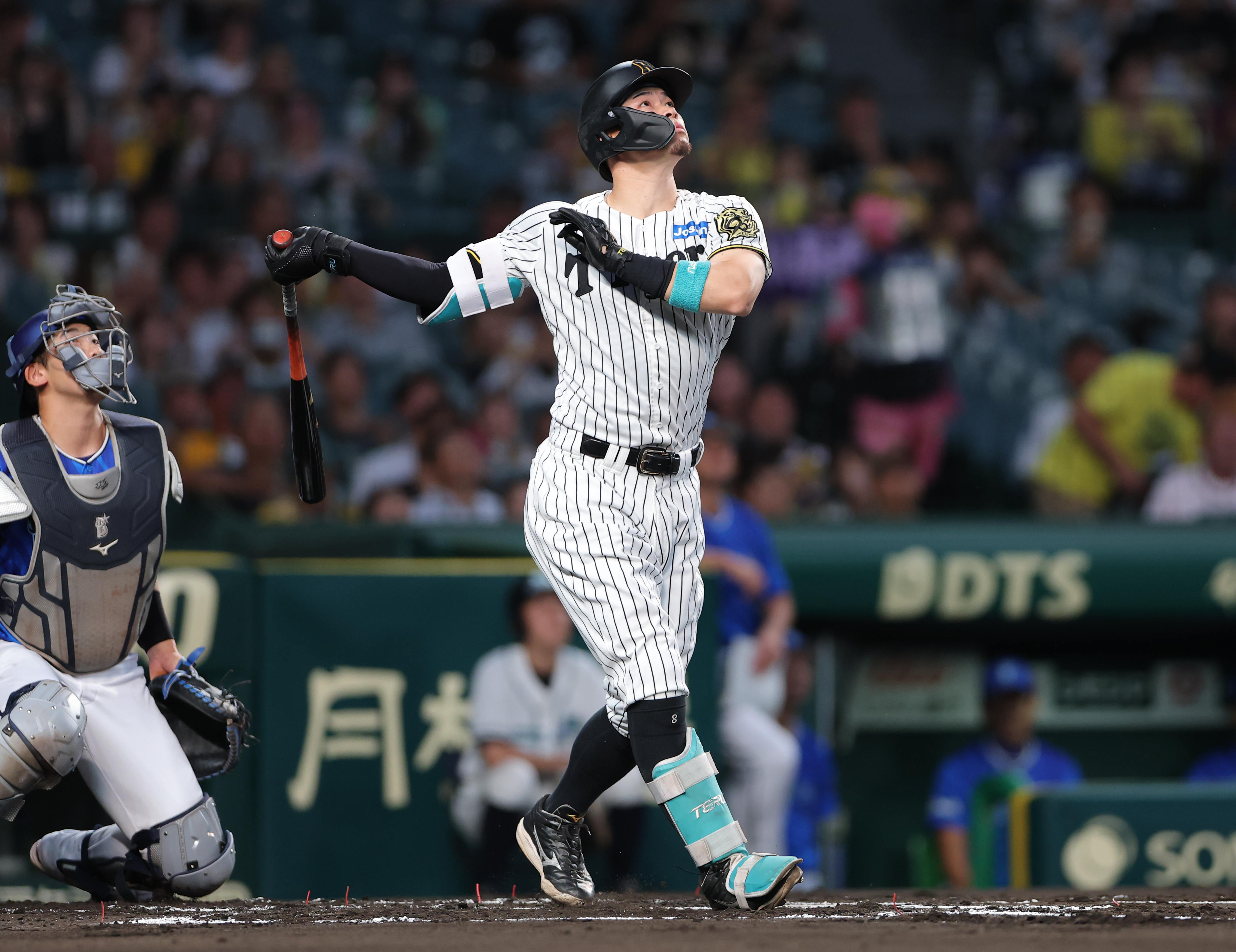 阪神・佐藤輝明、ラッキーな先制適時二塁打 球団初の入団5年目で通算