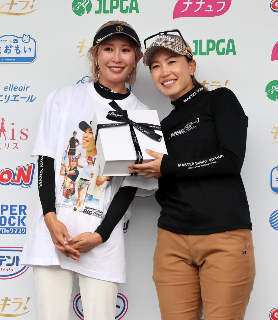 本当にビックリ」ツアー撤退の上田桃子、後輩からのセレモニーに感謝