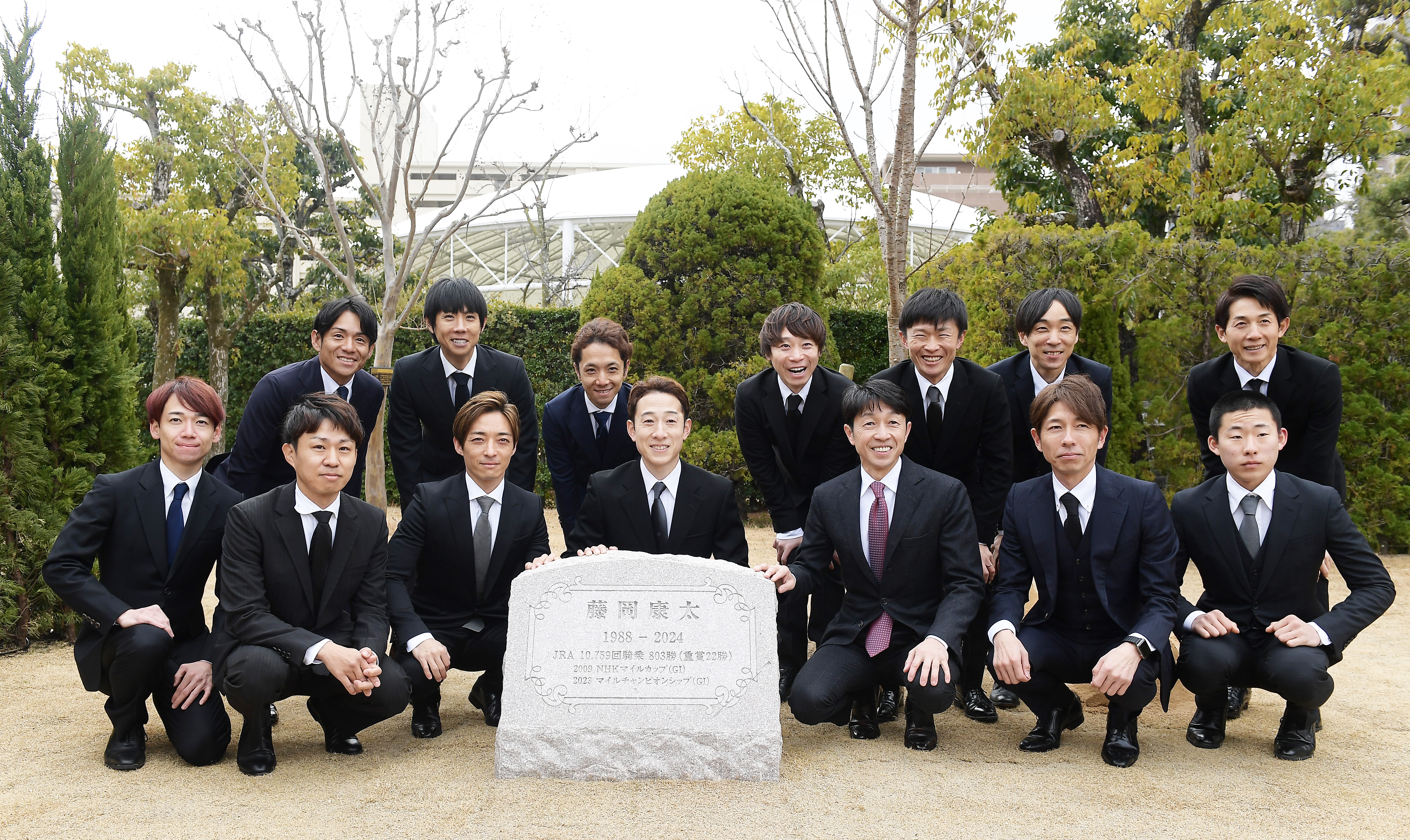 藤岡康太さんをしのぶ植樹式が行われる 武豊騎手「一人でも多くの方に