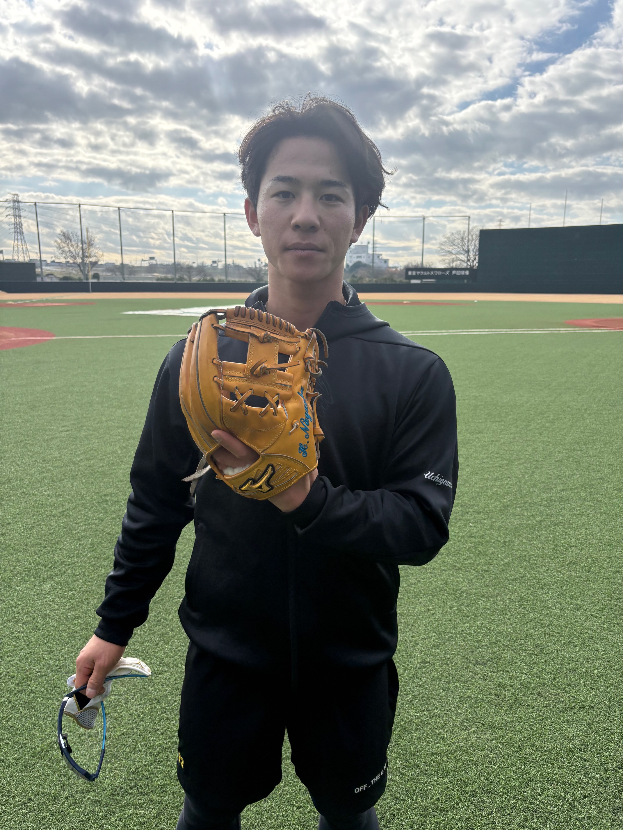 ヤクルト・内山壮真、新相棒「長岡秀樹モデル」のグラブで長岡に勝つ