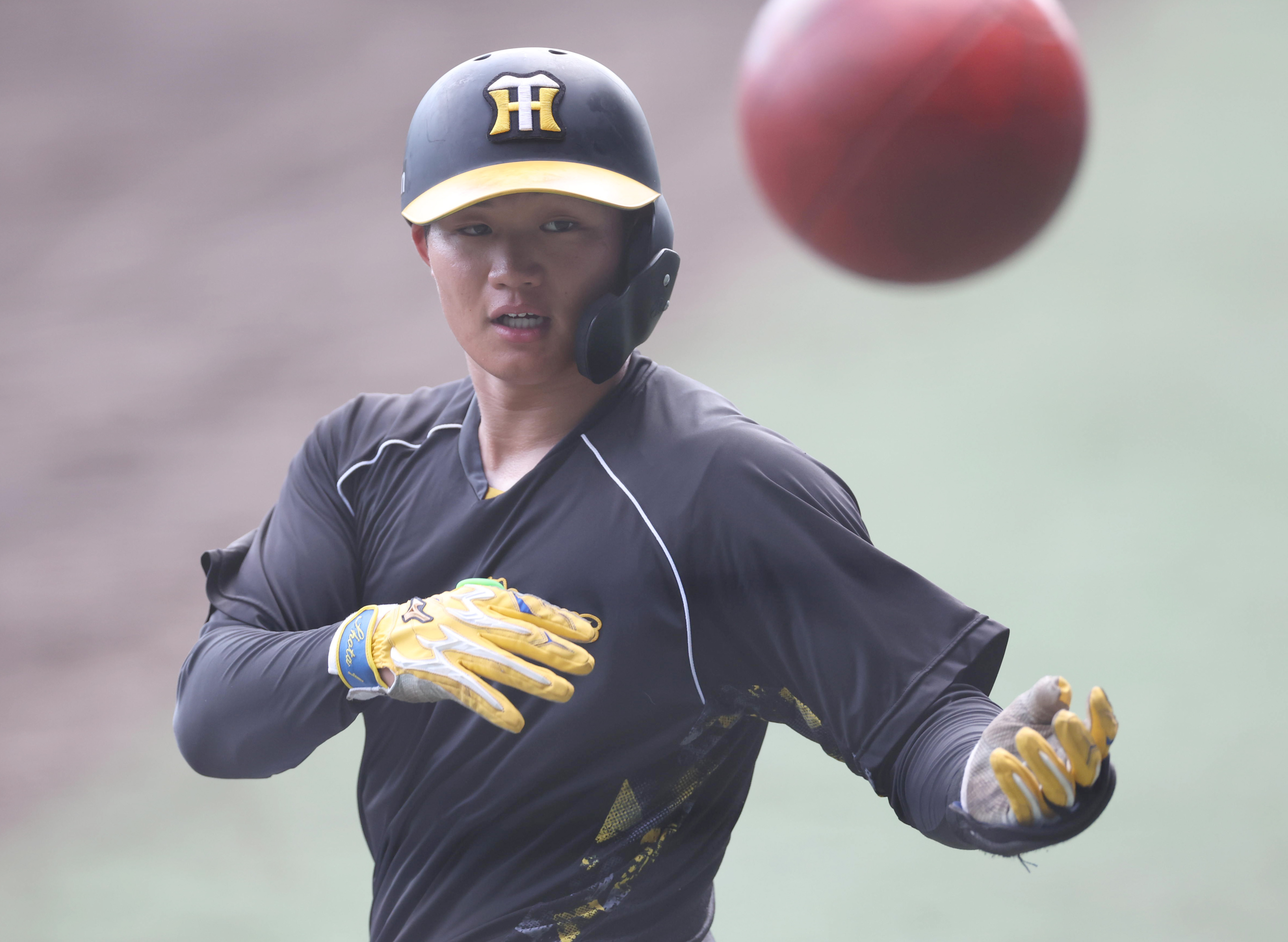 阪神タイガース 甲子園球場100周年記念キャップ5.近本選手直筆