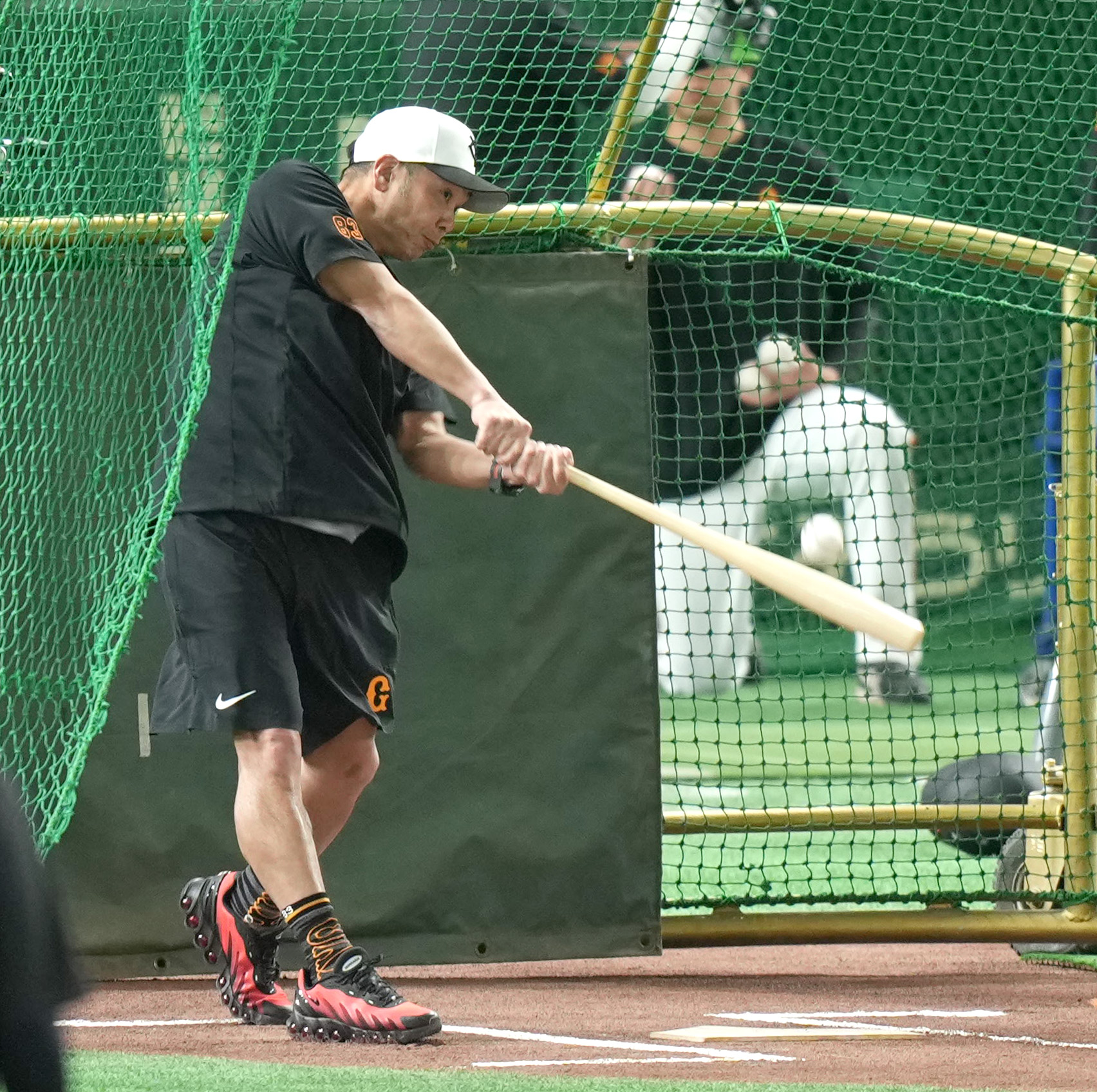 巨人・阿部慎之助監督が「魚雷バット」試し打ちで快音 選手に手渡し打