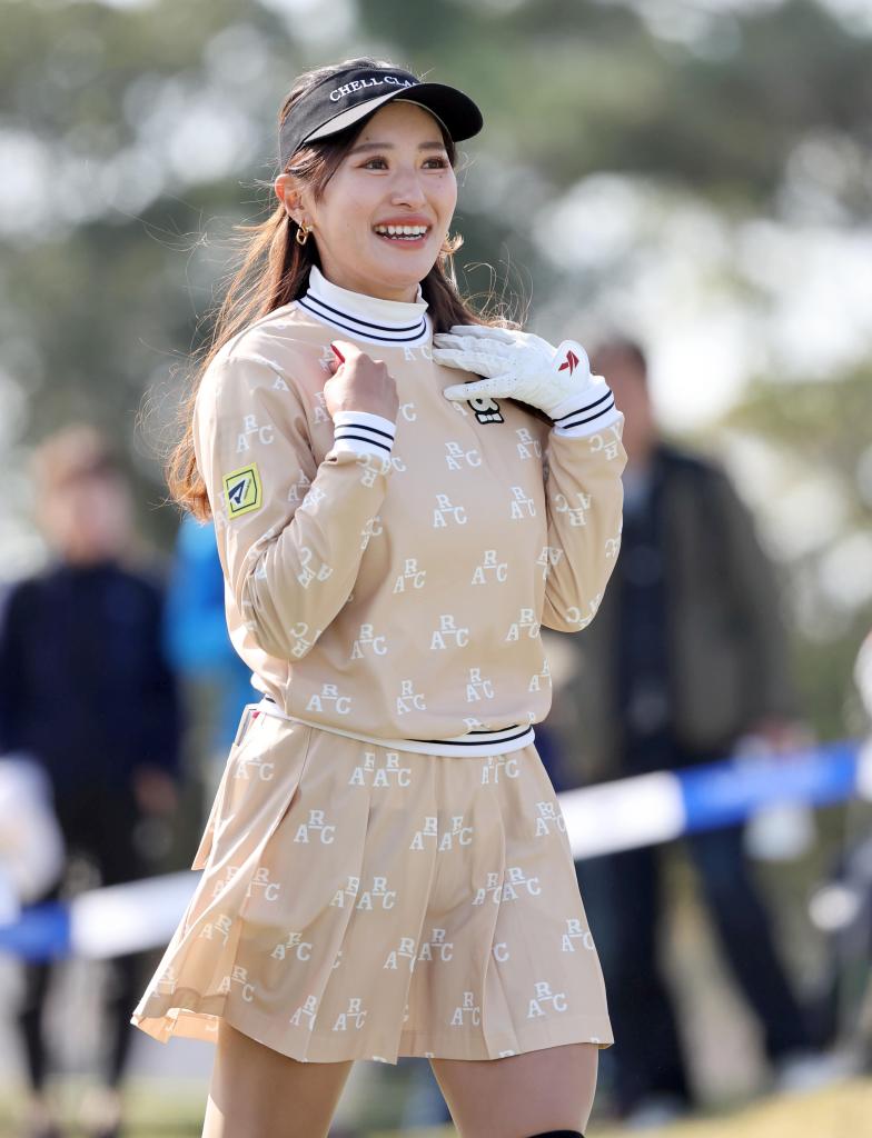 レイチェル〟臼井麗香が好発進 ゴルフ界のビジュアルクイーン、首位と