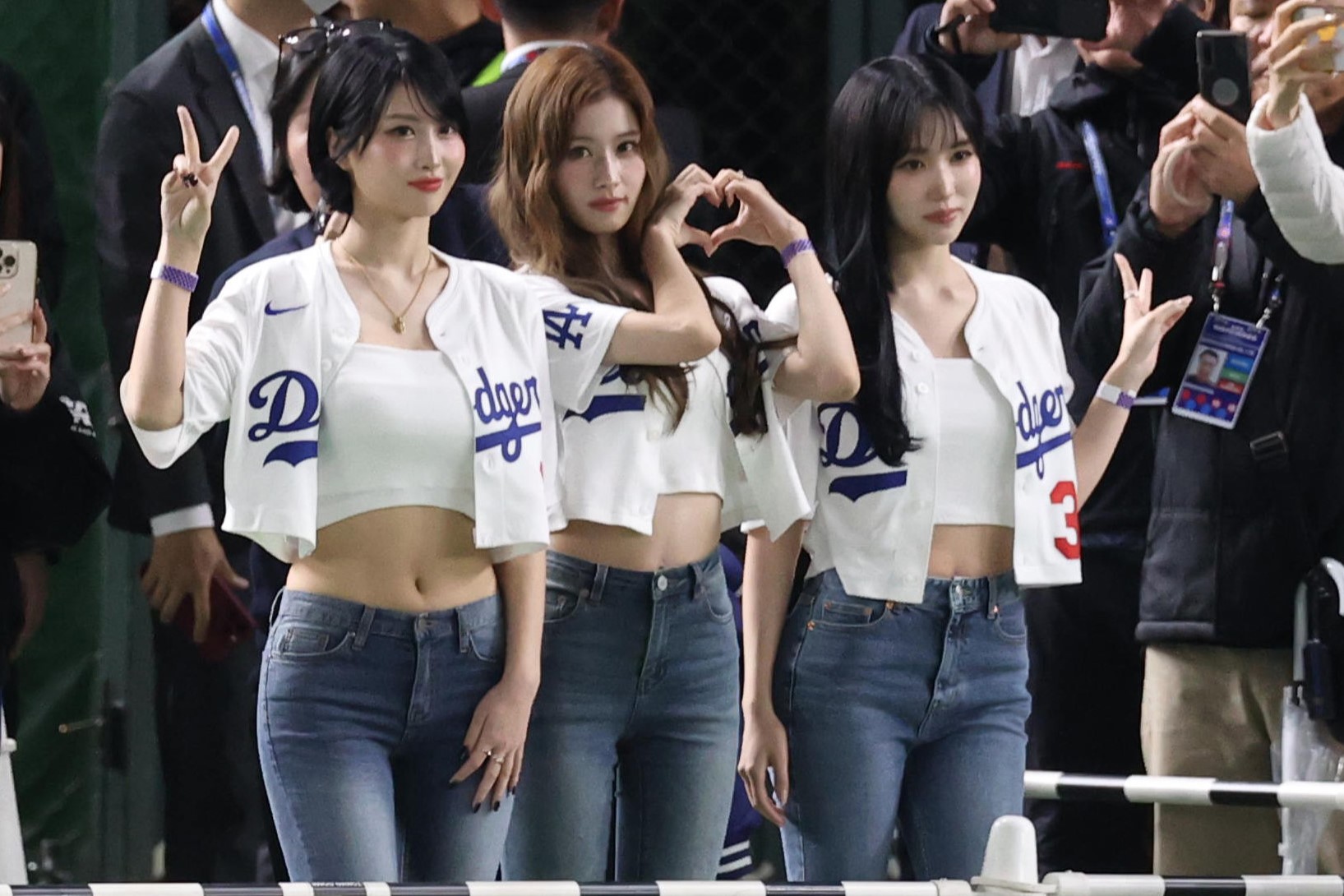 MLB開幕戦　TWICE MOMO 着用 TWICE」モモ、「MISAMO」でMLBの始球式を行う…野球ユニフォーム