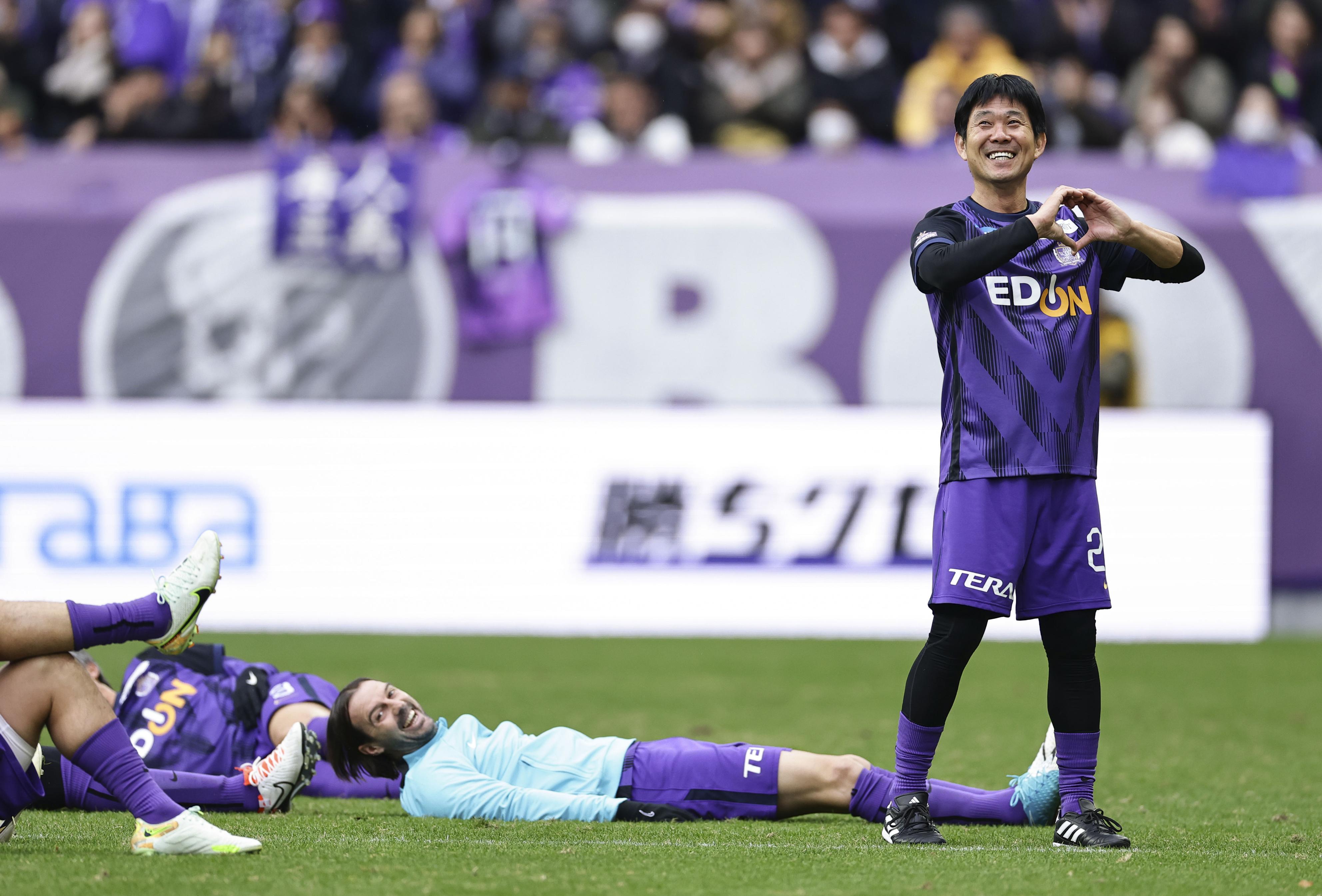 森保一監督が〝現役復帰〟 サッカーJ1・広島OB戦に参戦「クリスマス
