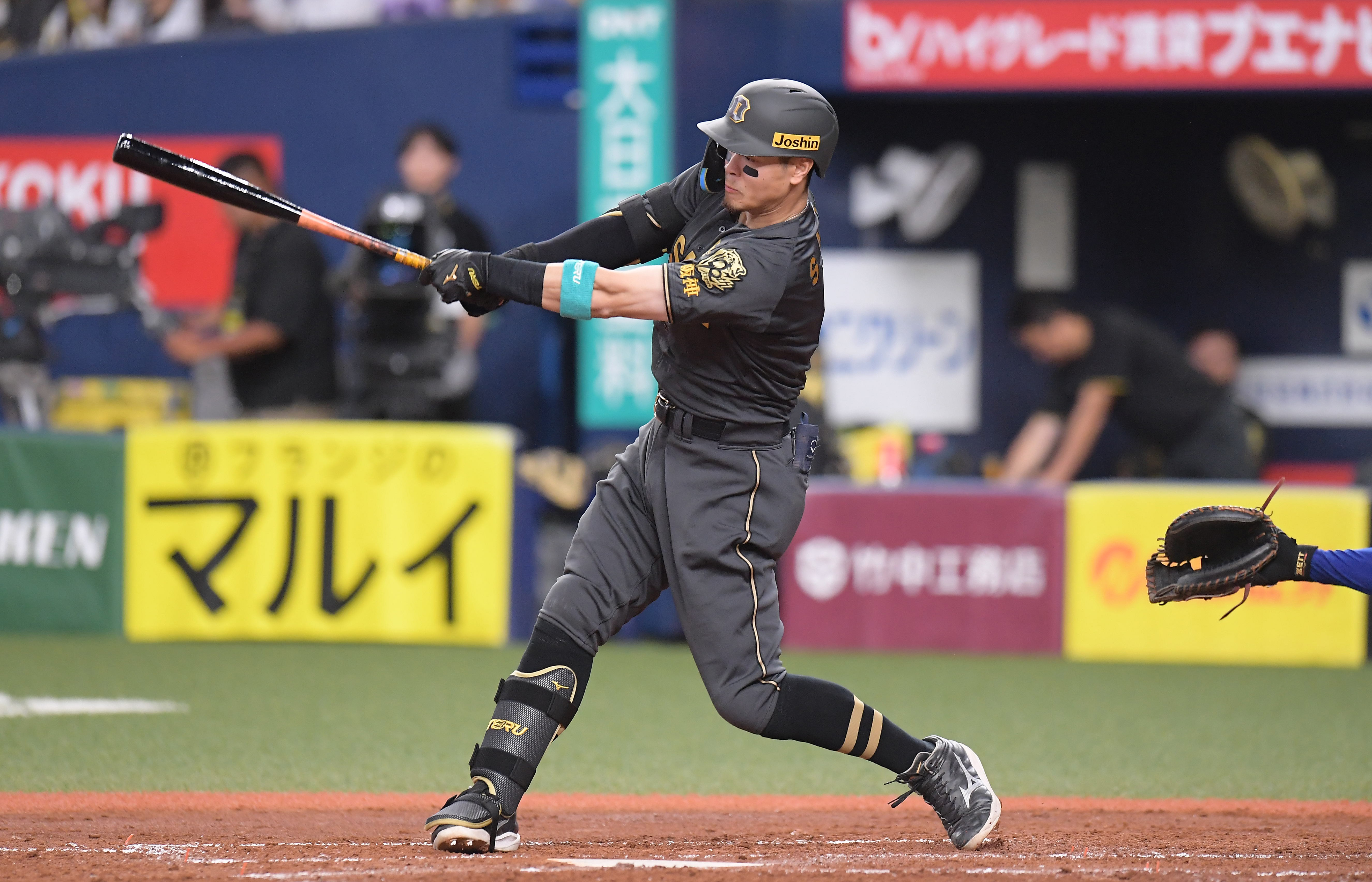 完売 阪神タイガース 佐藤輝明 B-LUCK DYNAMITE 黒 ユニフォーム