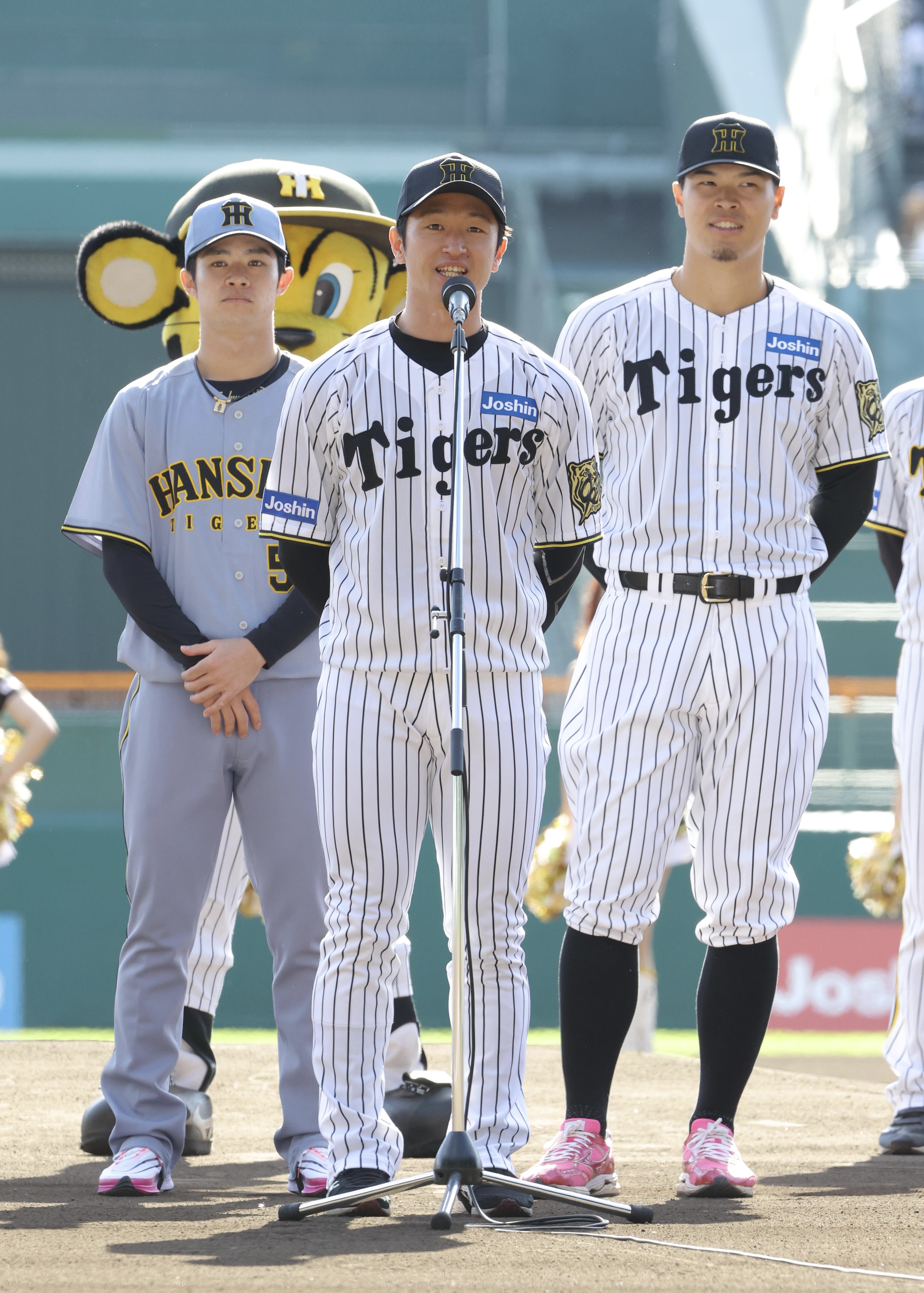 阪神新ユニホーム披露 佐藤輝明が黄金期到来誓った「また新しい