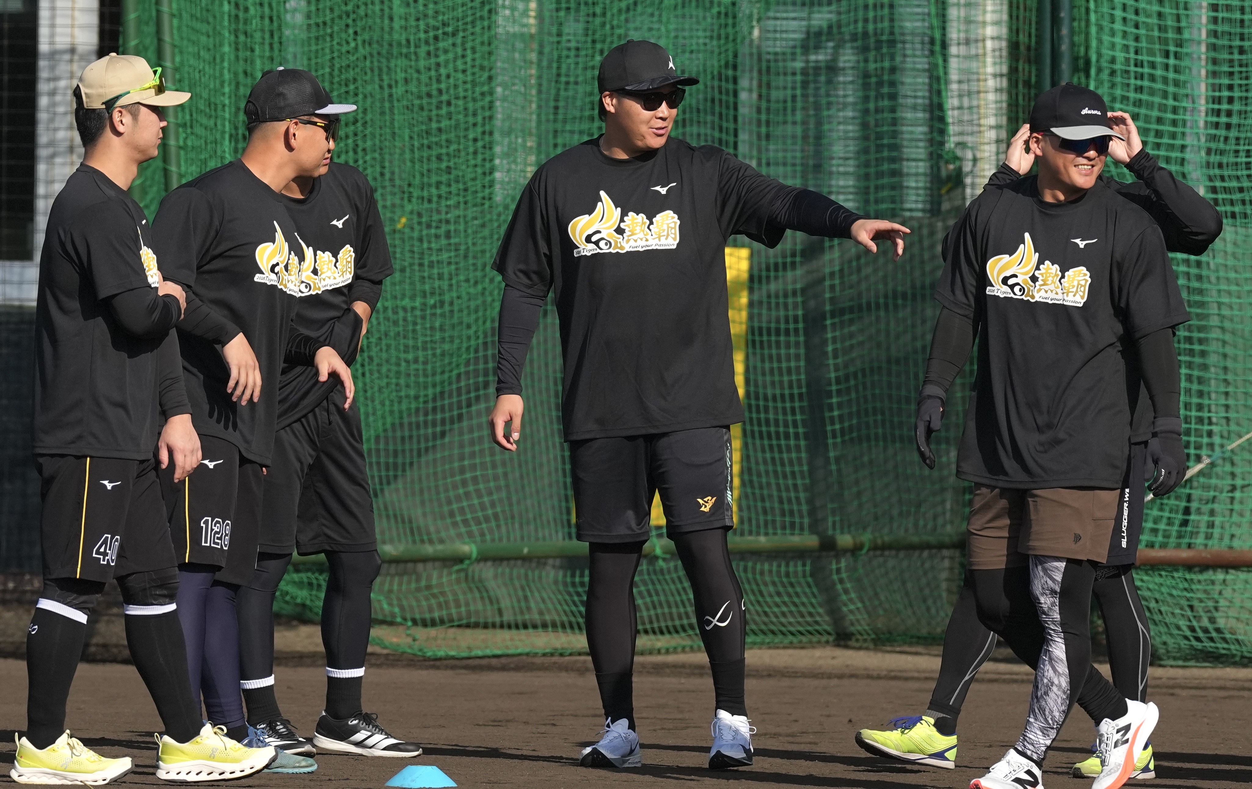 阪神、おそろいの「熱覇」Tシャツで練習開始 畠世周「けがしないように