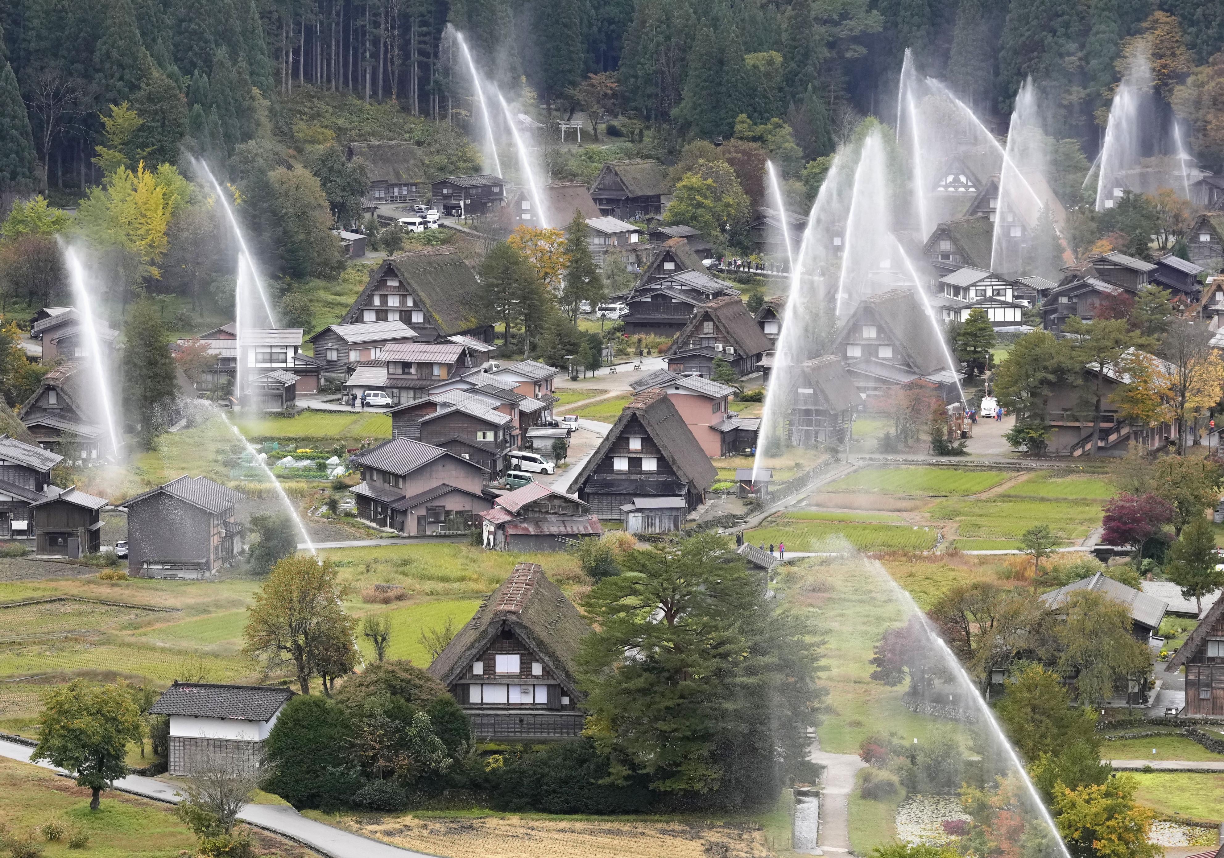 白川郷に立ち上る水柱 火災に備え放水訓練 - 産経ニュース