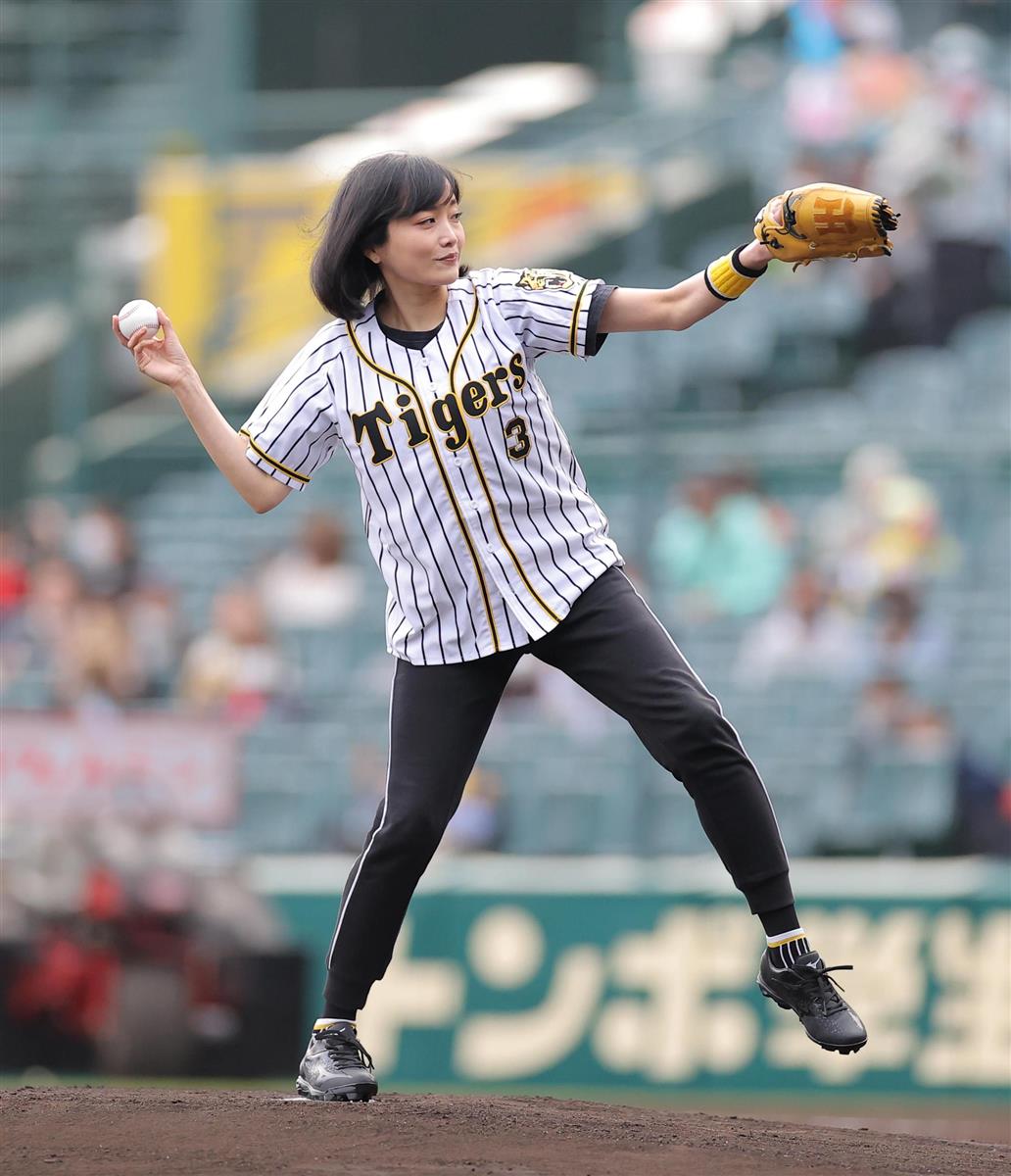 佐藤江梨子がファーストピッチセレモニーに登場 阪神 佐藤輝へエール 日本の宝として サンスポ