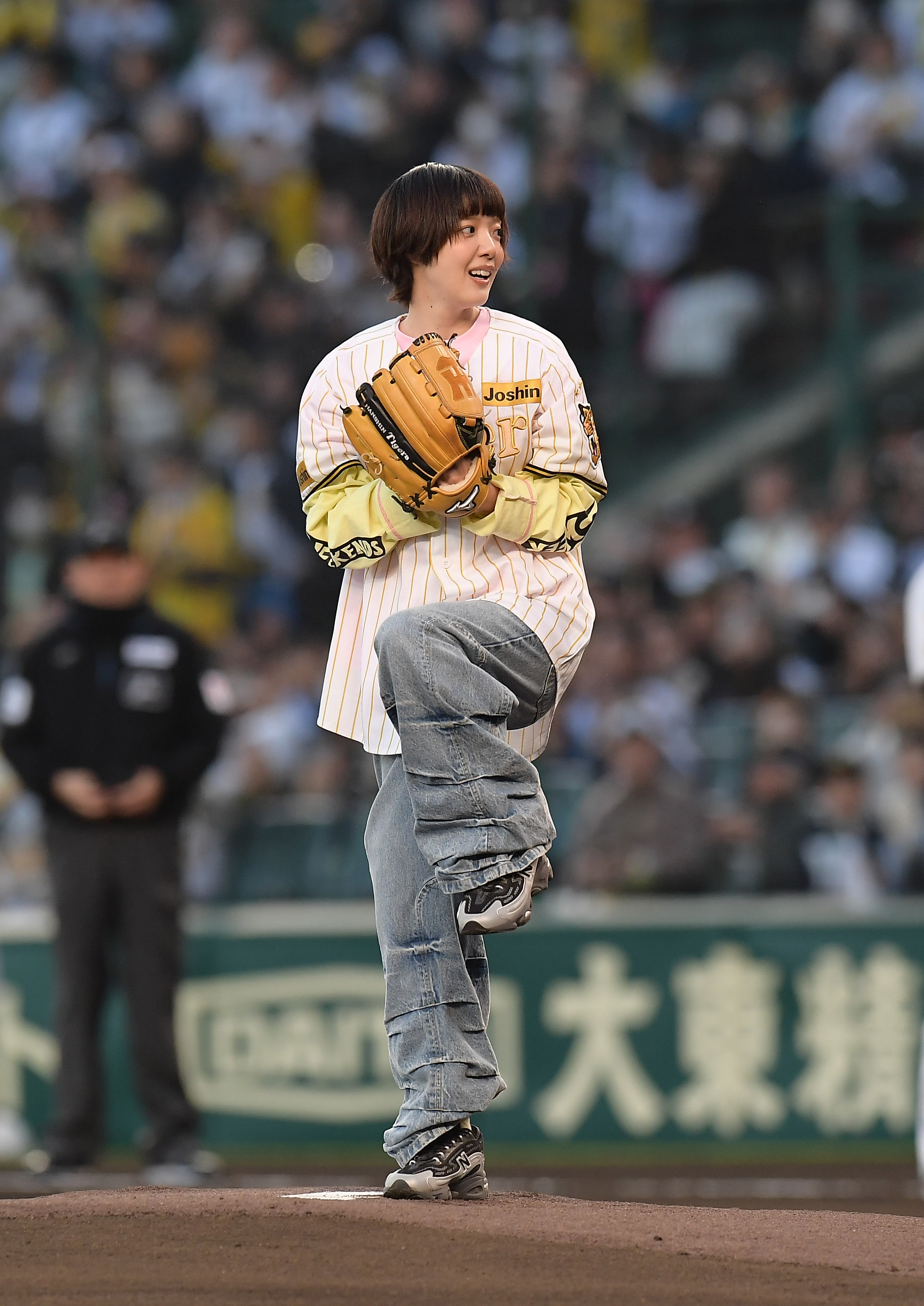 西宮市出身で熱烈虎党のあいみょん、甲子園の始球式でノーバン投球