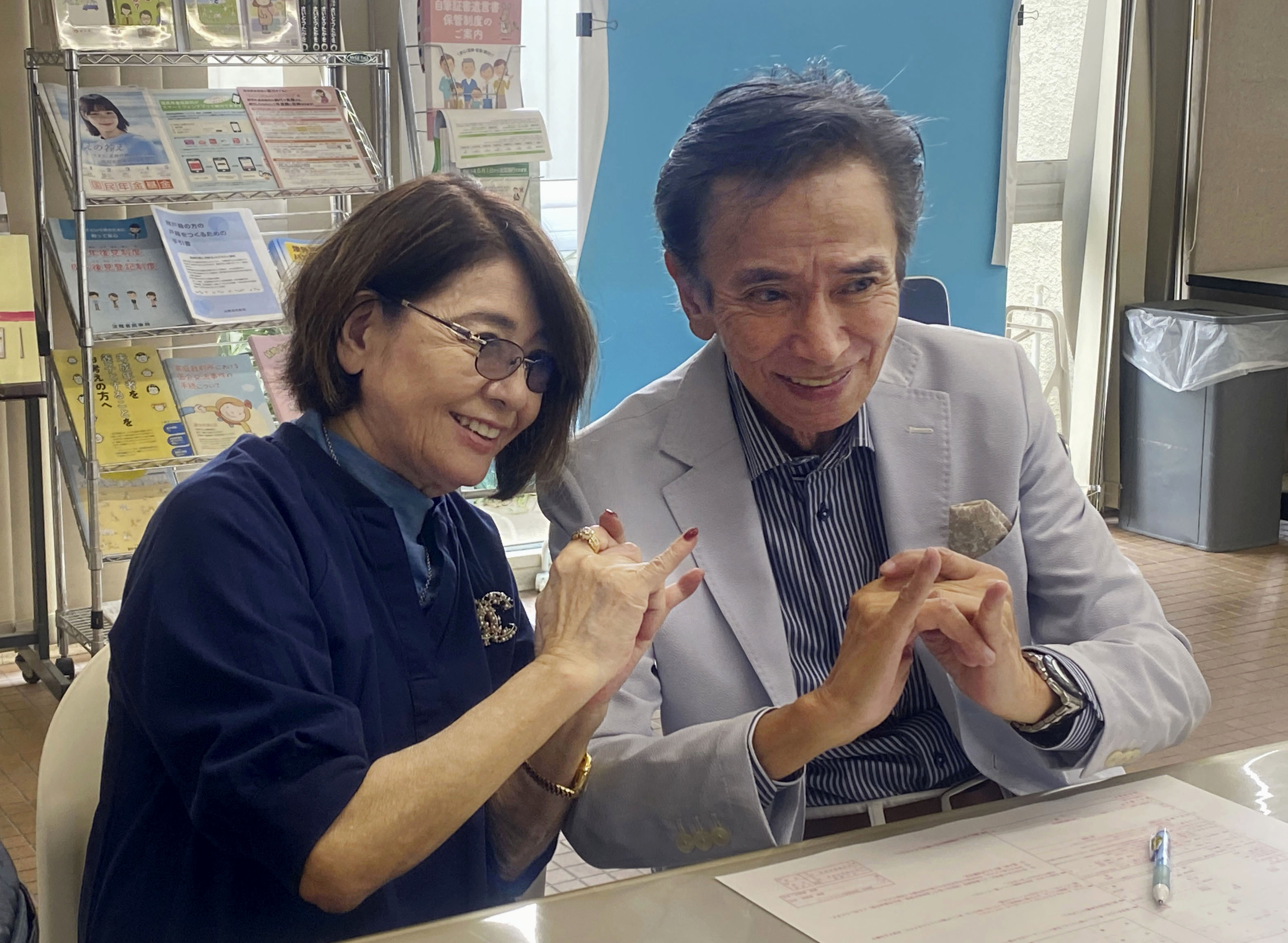 ひし美ゆり子と岡崎徹さんが婚姻届提出 岡崎さん「ファンの代わりに