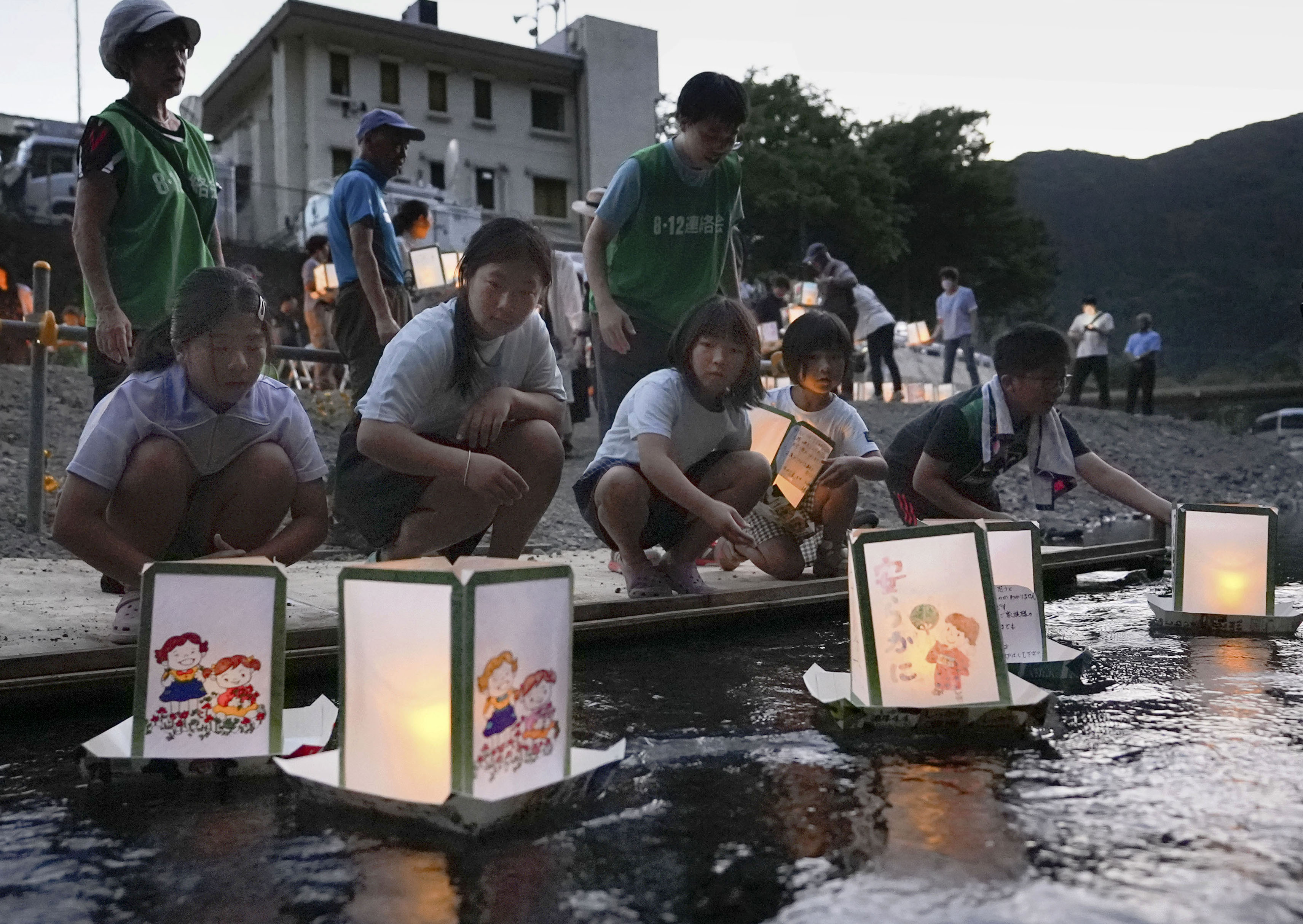 フォト】灯籠流し、鎮魂と安全願う 日航ジャンボ機事故、12日で38