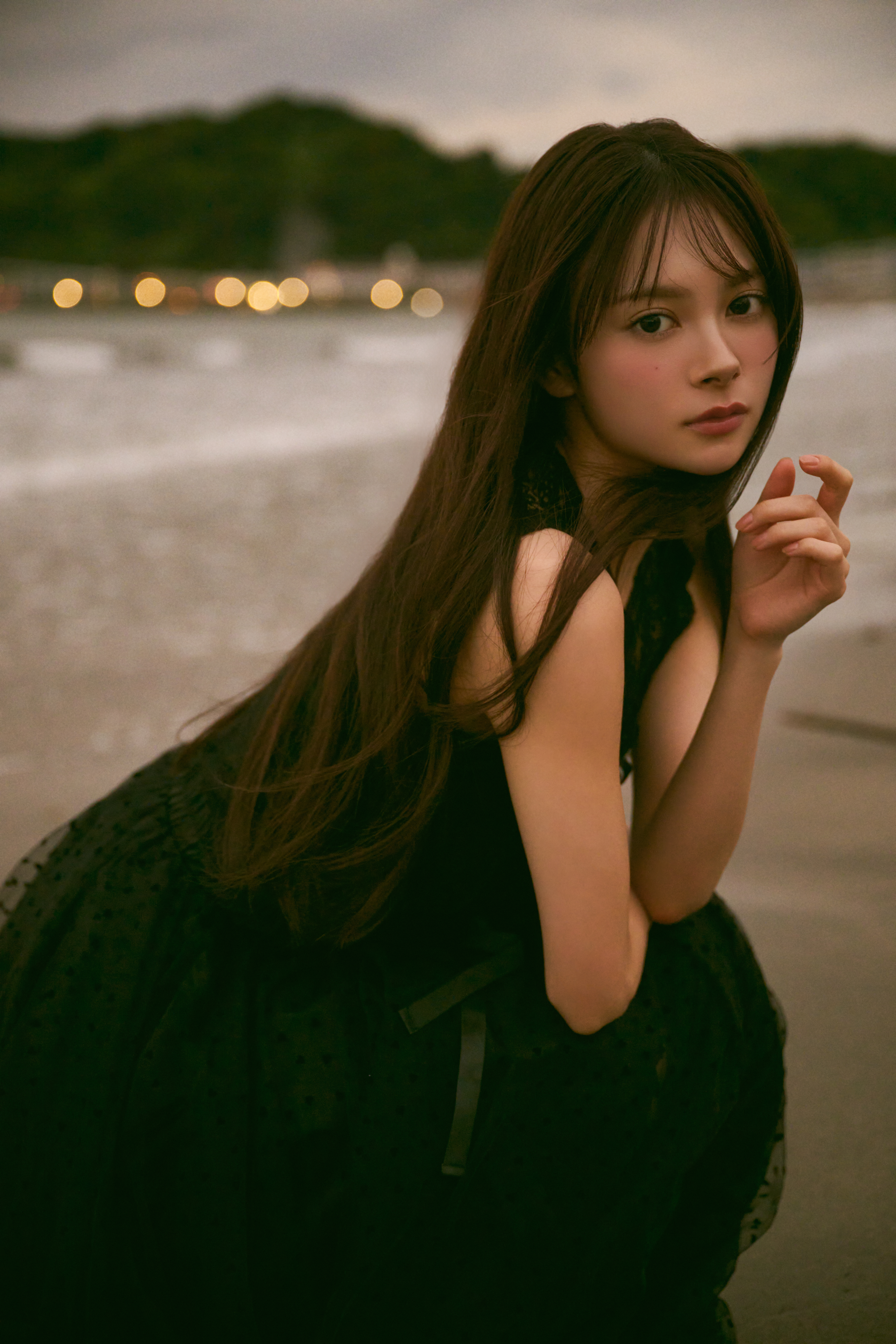 AKB48注目研究生・伊藤百花、初フォトブックで夕暮れの黒ドレス