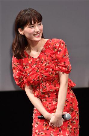 ｖ６岡田の 油持ってきたけ に大歓声 油売らずに油売る映画ｐｒ 1 3ページ 産経ニュース
