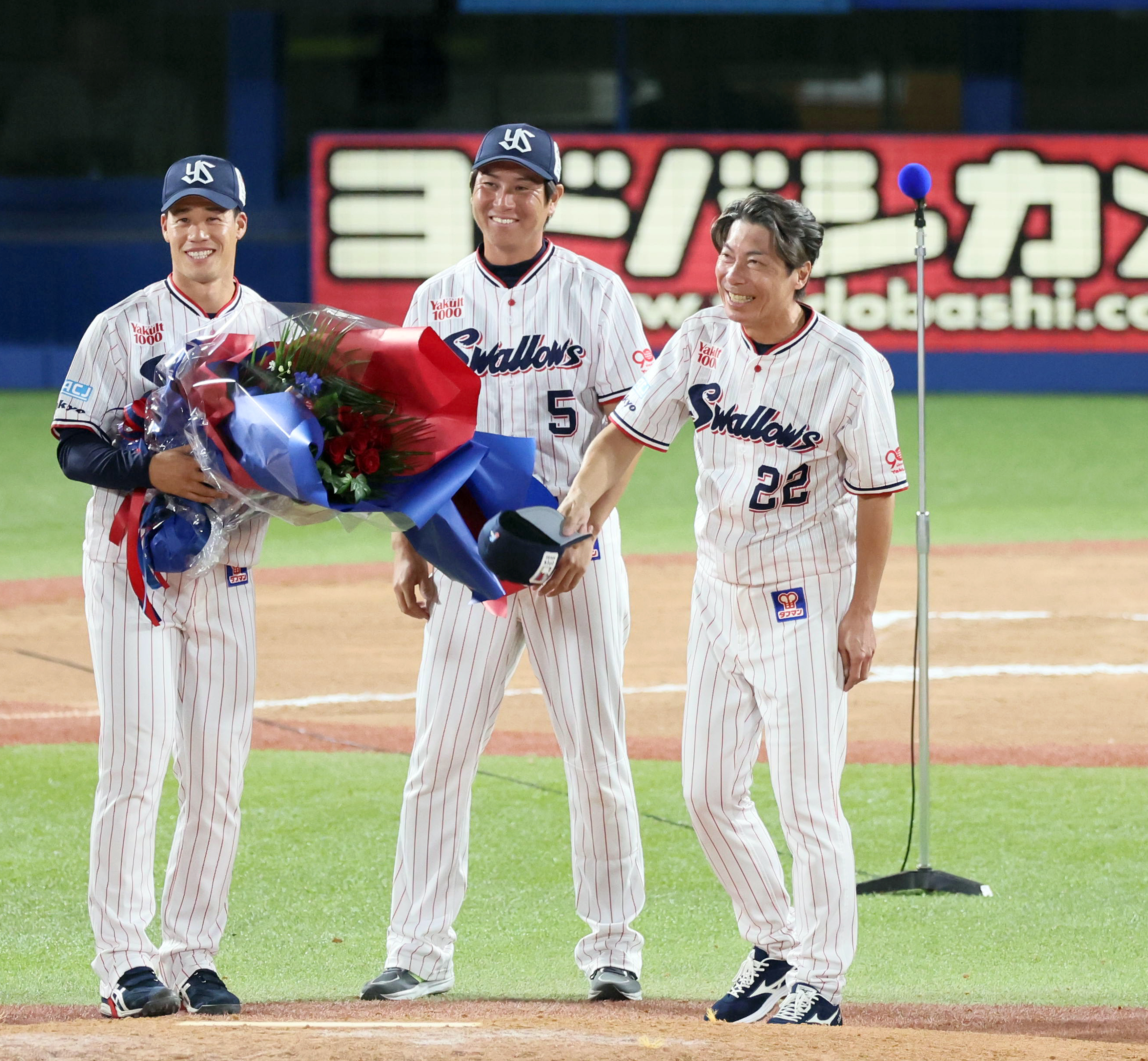 ヤクルトスワローズ　高津臣吾監督　グランドコート 退任のヤクルト・高津臣吾監督へ 阪神・藤川監督が花束贈る 同じ
