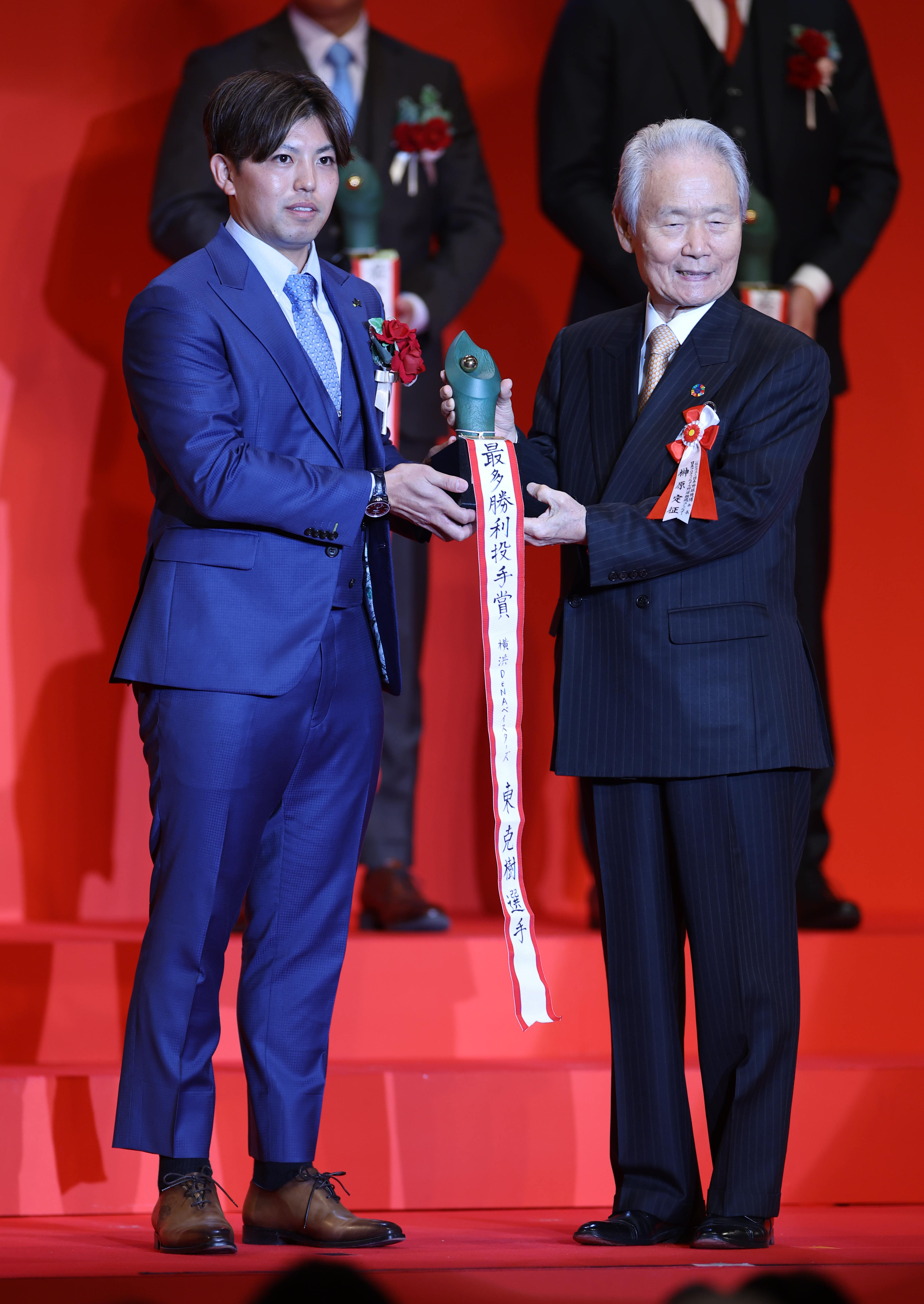 DeNA・東克樹、最多勝の表彰で喜び 3年連続2桁勝利誇る「有言実行でき