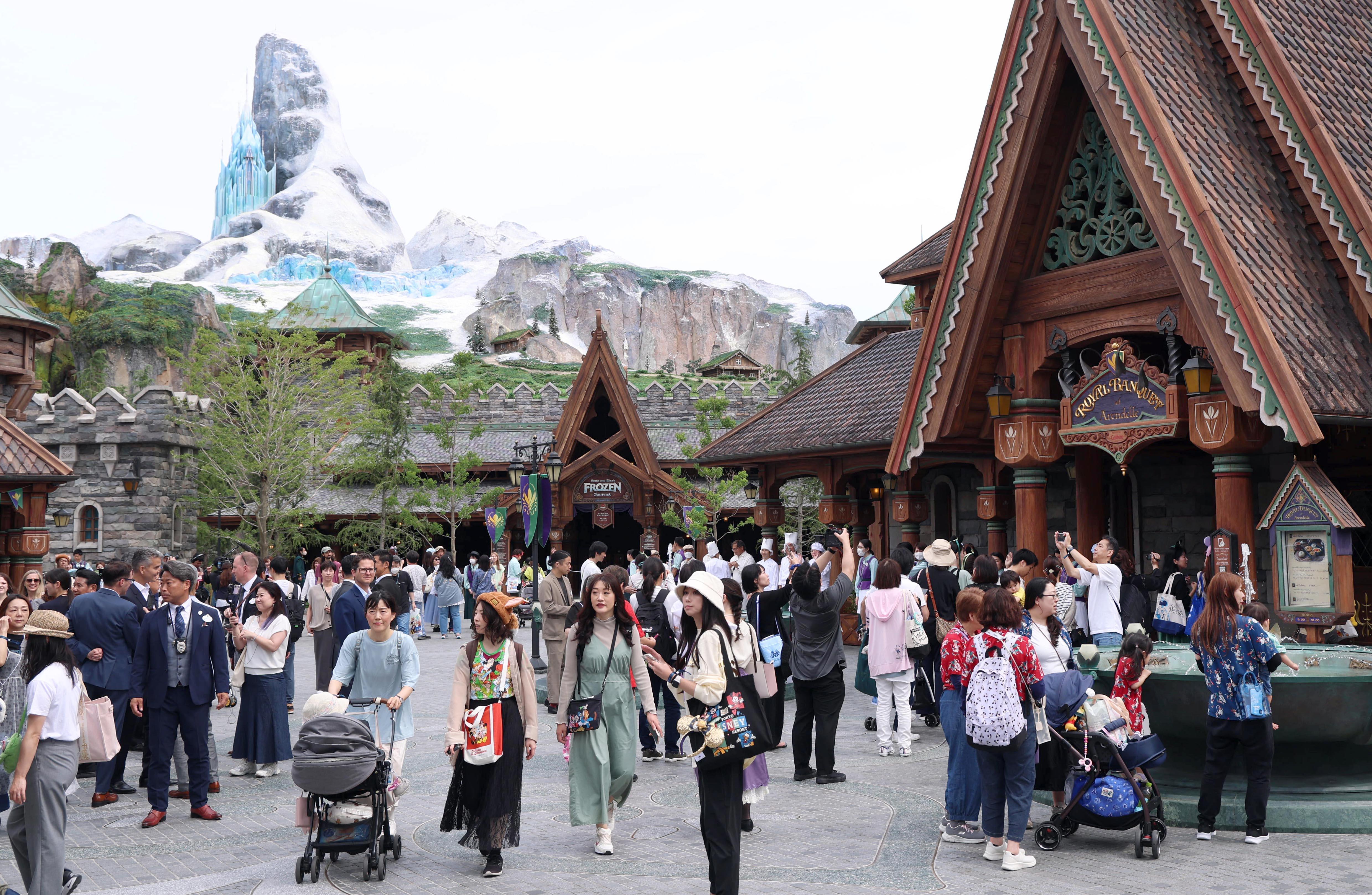 ディズニー新エリア開業も猛暑やリベンジ消費沈静化で減益