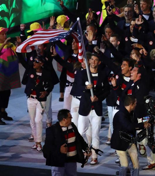 リオ五輪 開会式 各国選手団ユニホームのセンスを厳しくチェックした 欧米は大物デザイナーが腕競い 中国は やり過ぎ 日本は 1 5ページ 産経ニュース