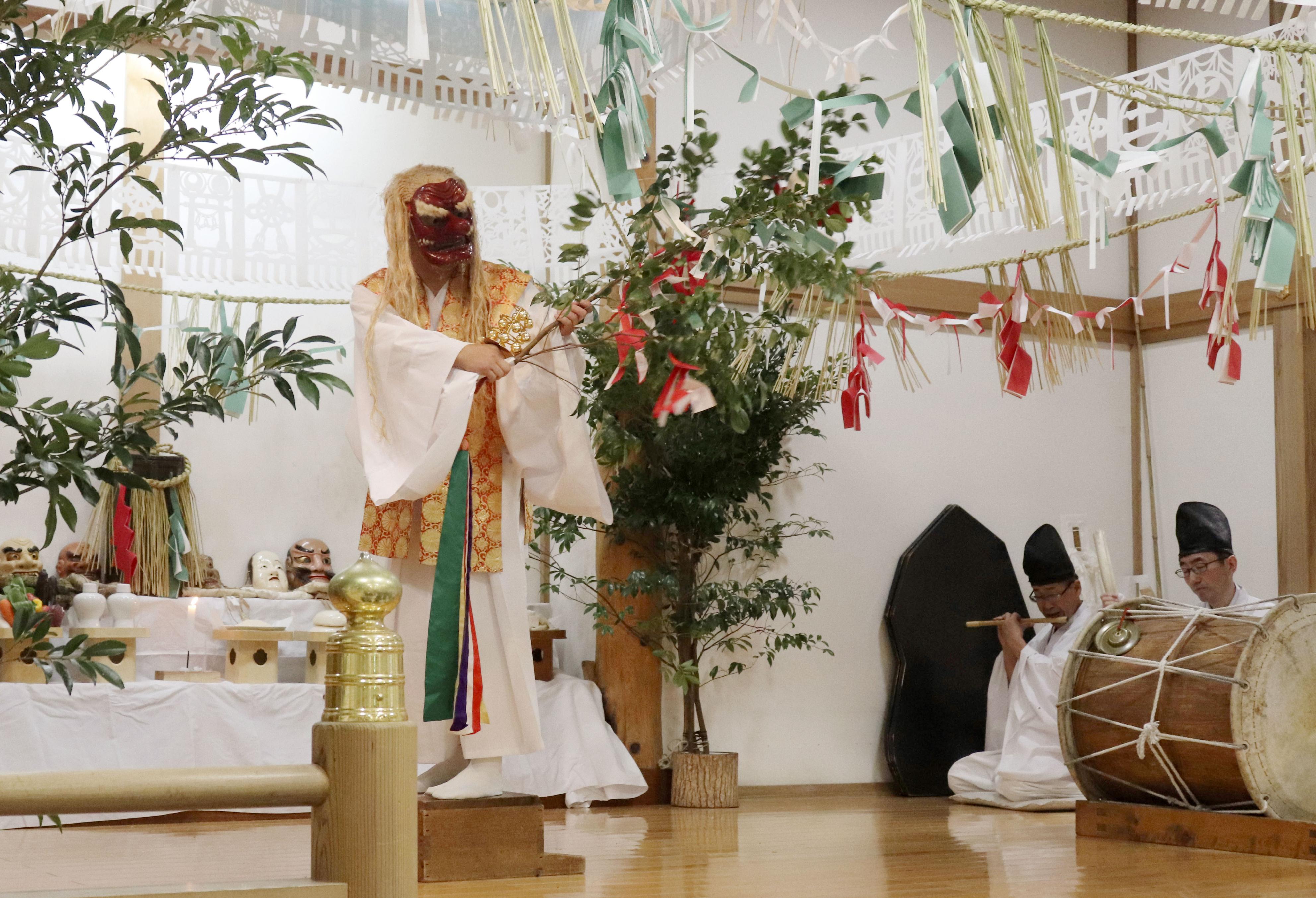 宮崎の「高千穂夜神楽まつり」開催 文化財の神楽を奉納 - 産経ニュース