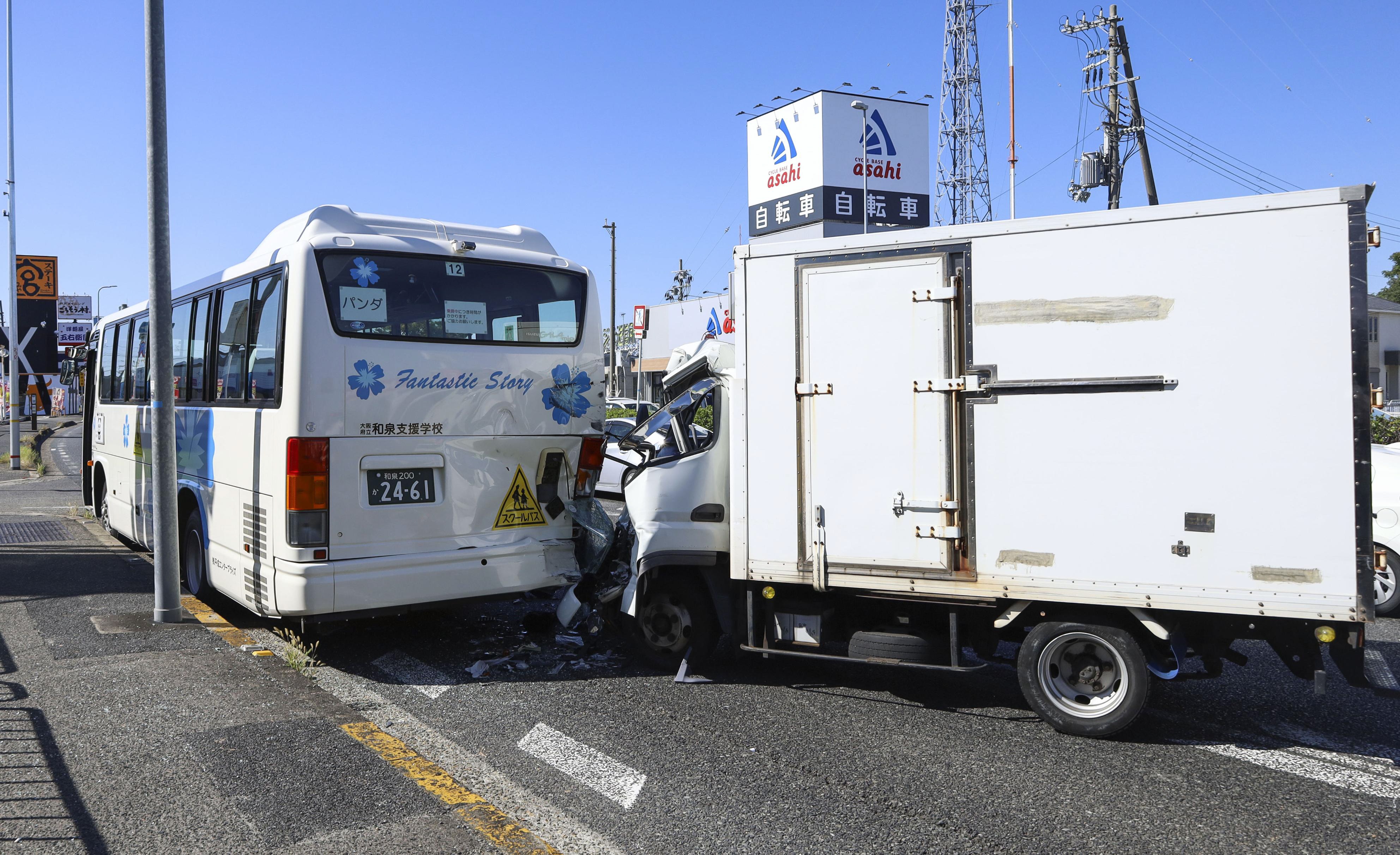 トラックが特別支援学校のスクールバスに追突 生徒ら4人軽傷（写真