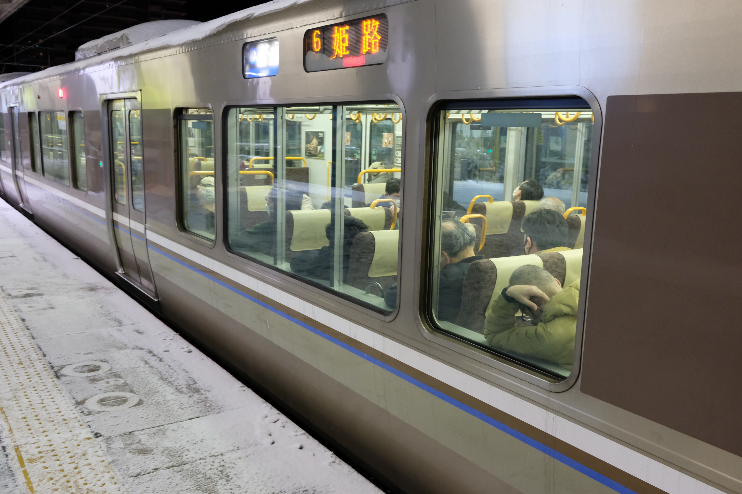 今季最強寒波 JR西日本、相次ぐ電車立ち往生で車内に6時間以上の客 