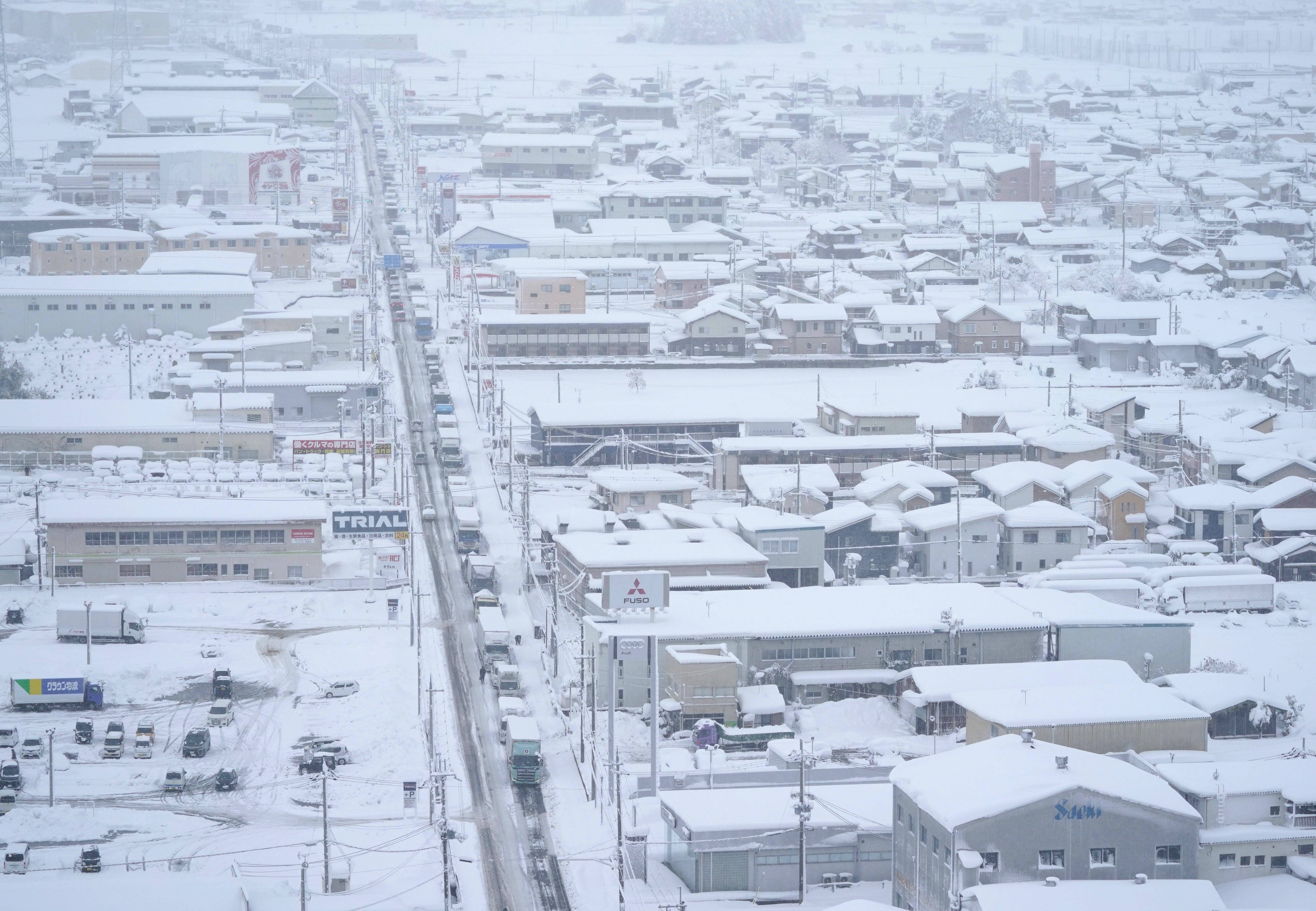 雪で大型トラック動けず、2キロ渋滞 滋賀・彦根 - 産経ニュース