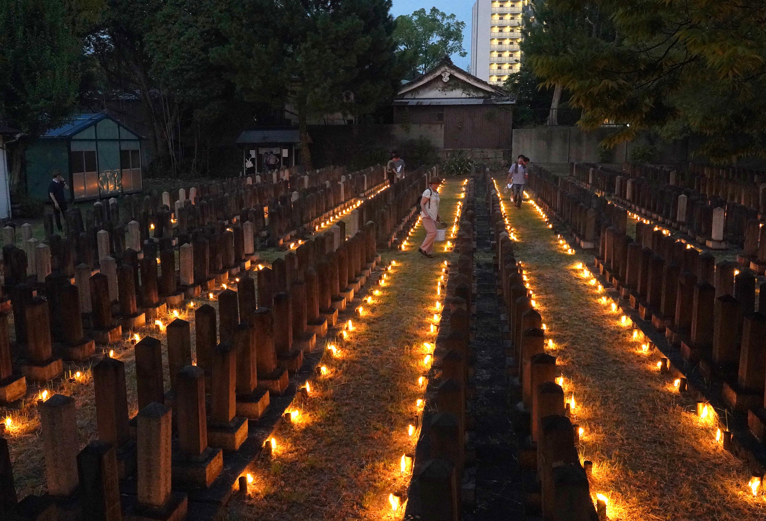 終戦の日」戦没者の冥福と平和を祈る灯火5000本 大阪の真田山旧陸軍