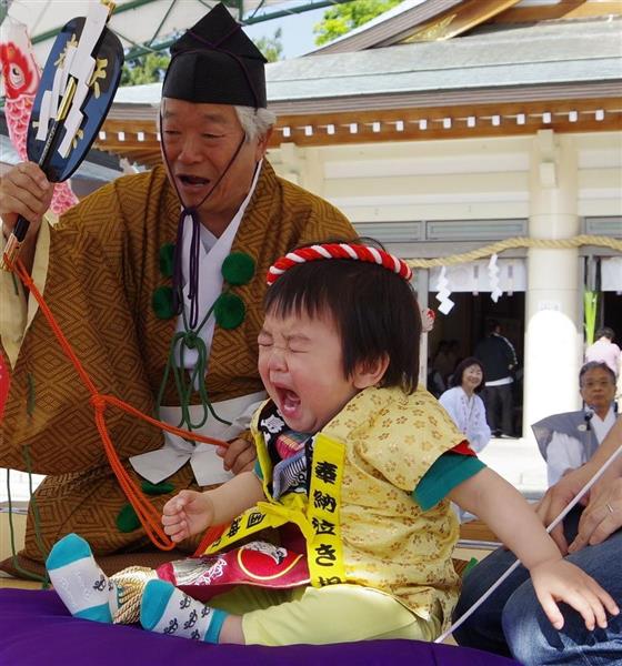 泣く子は育つ 広島護国神社で 広島泣き相撲 産経ニュース