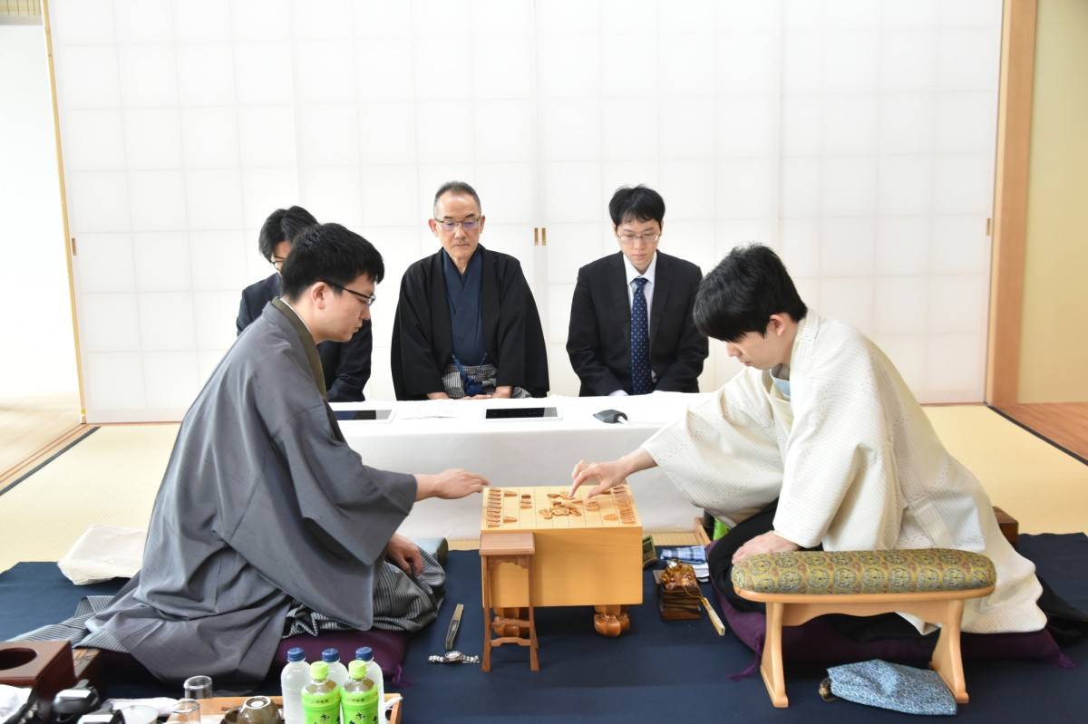 対局結果】藤井聡太王位が永瀬拓矢九段に3連勝 今年度3度目の空港対局