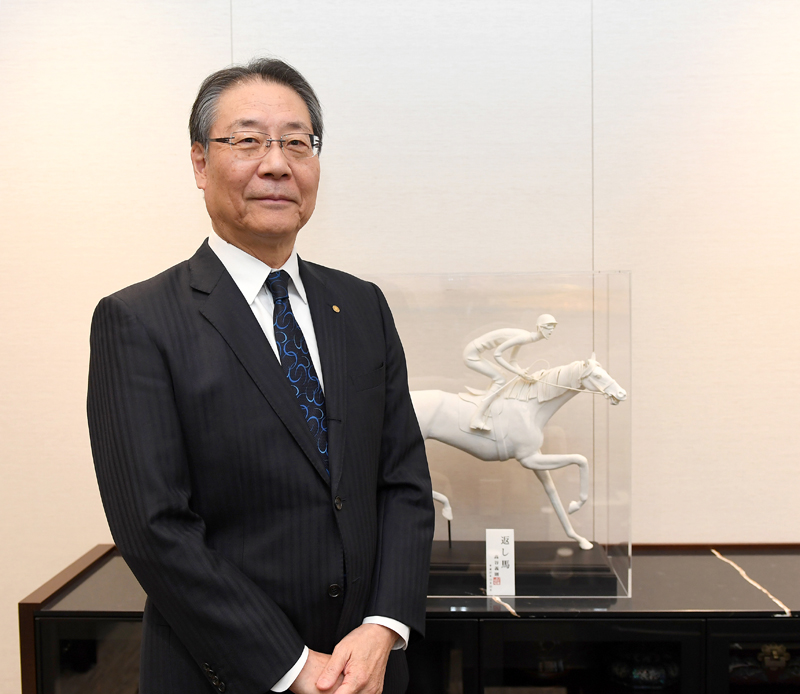 週刊Gallop】2025年JRA賞受賞馬を改めて紹介！ JRA吉田正義理事長への