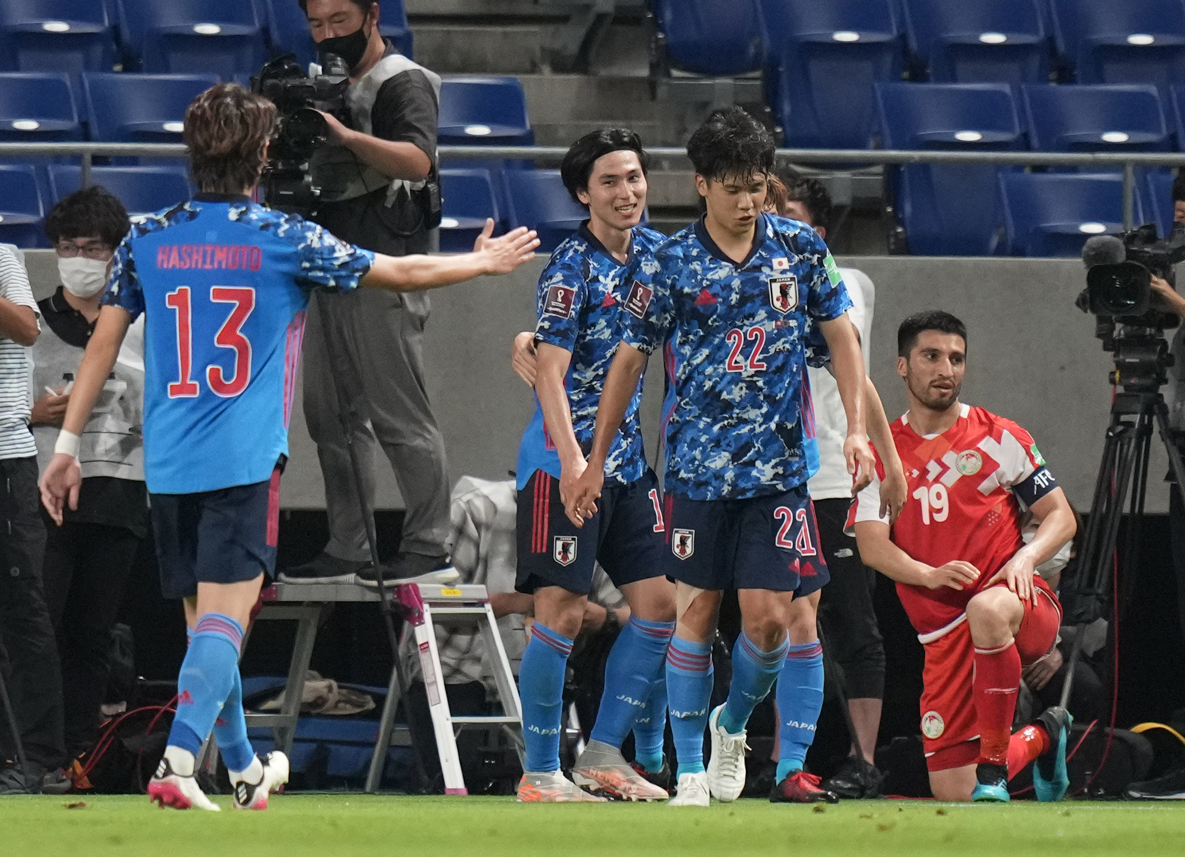 サッカー日本代表戦速報 ３ 南野がｗ杯予選７戦連続ゴール ２ １で前半折り返す 産経ニュース