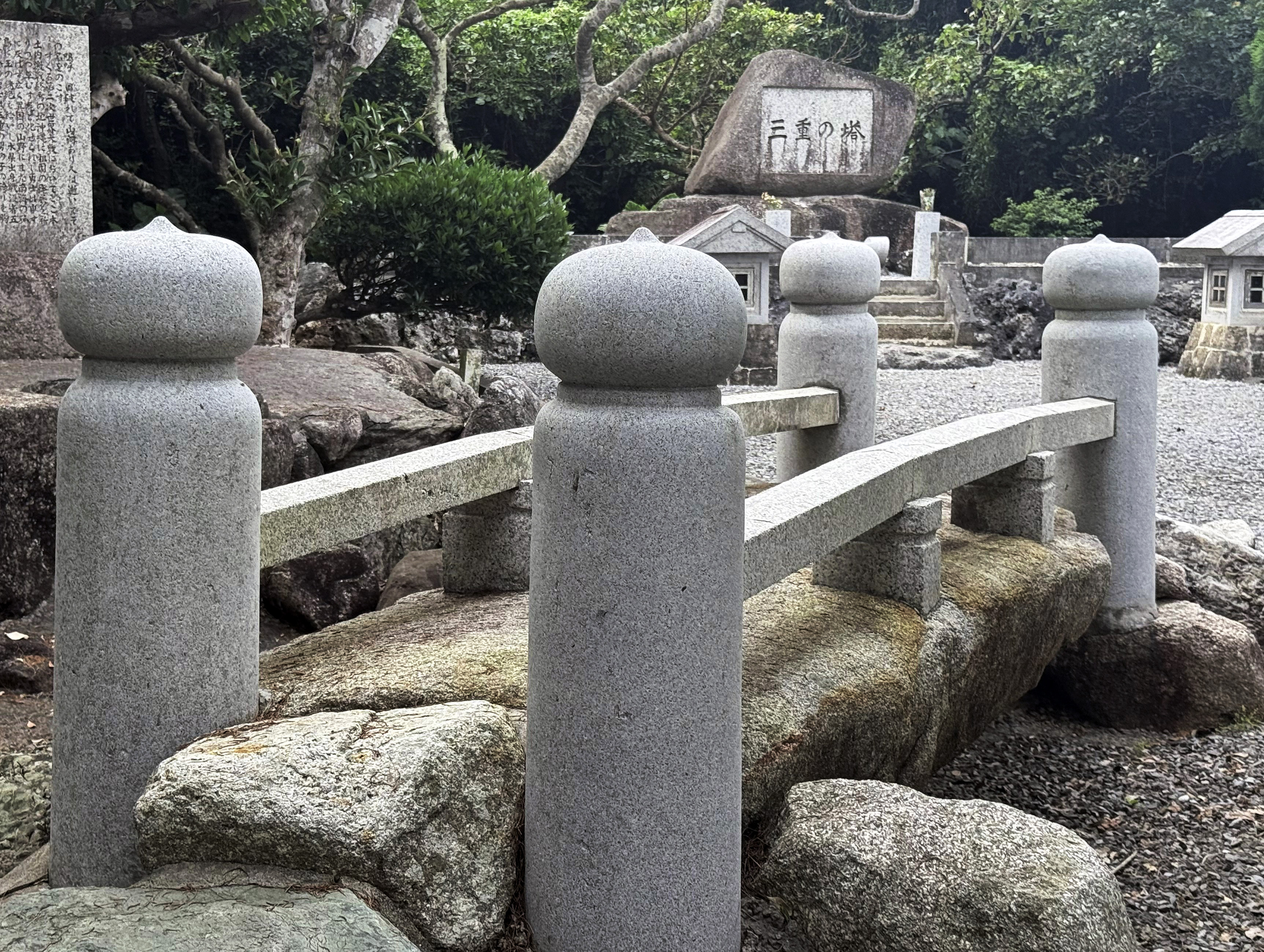 沖縄平和祈念公園の「三重の塔」、7月から石橋・鳥居撤去 段差