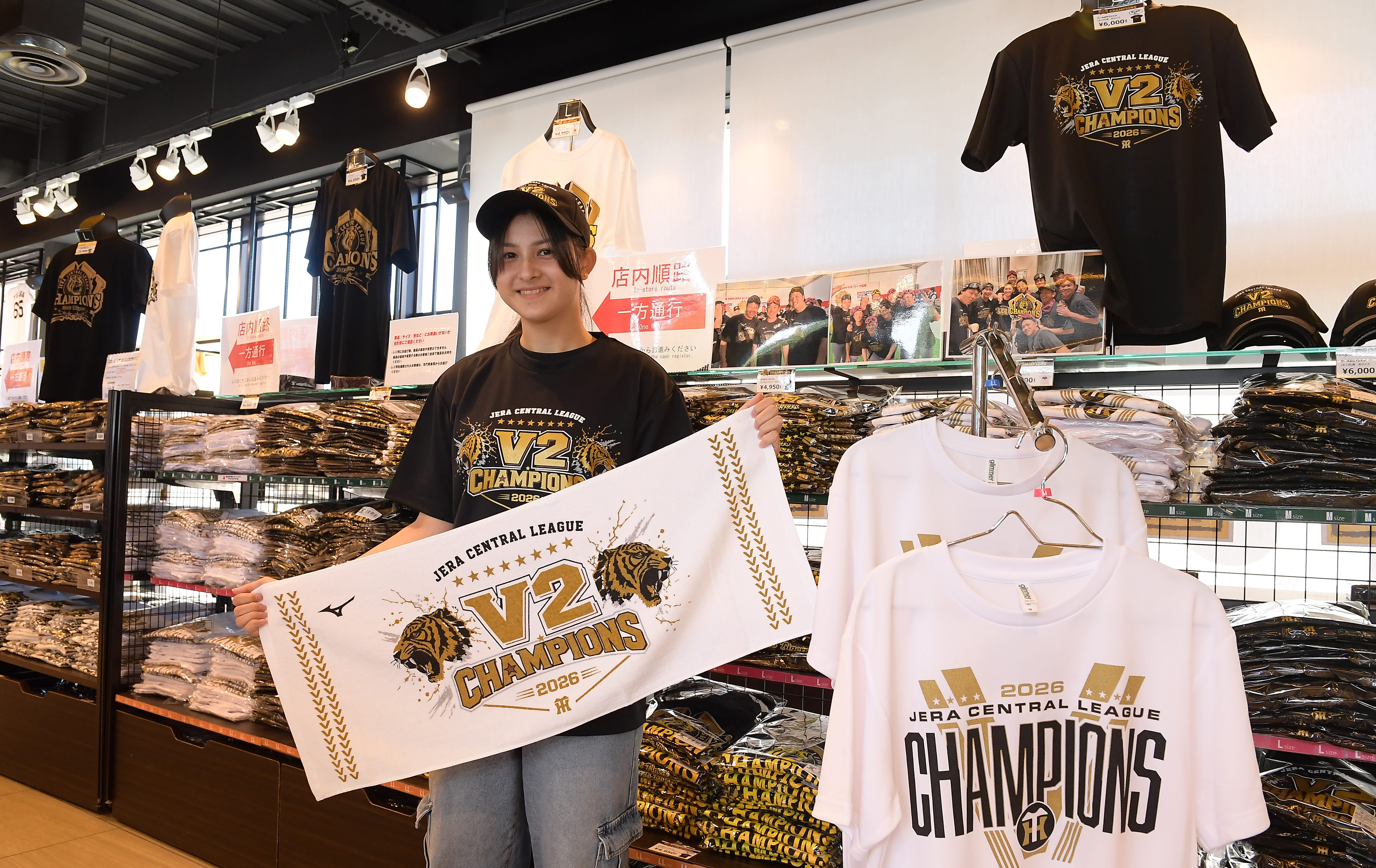 阪神のビールかけTシャツなど優勝記念グッズ発売開始 - サンスポ
