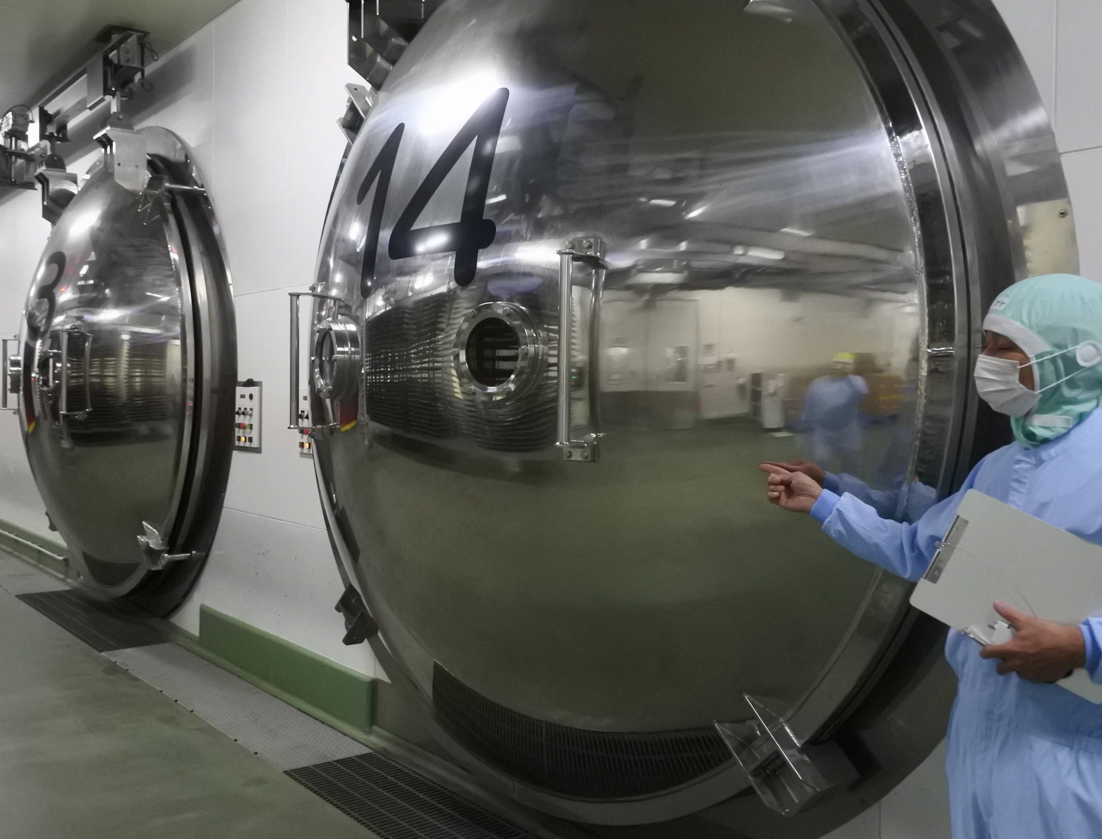 世界最大の乾燥機は新幹線1両分 災害備蓄でも注目、フリーズドライ工場