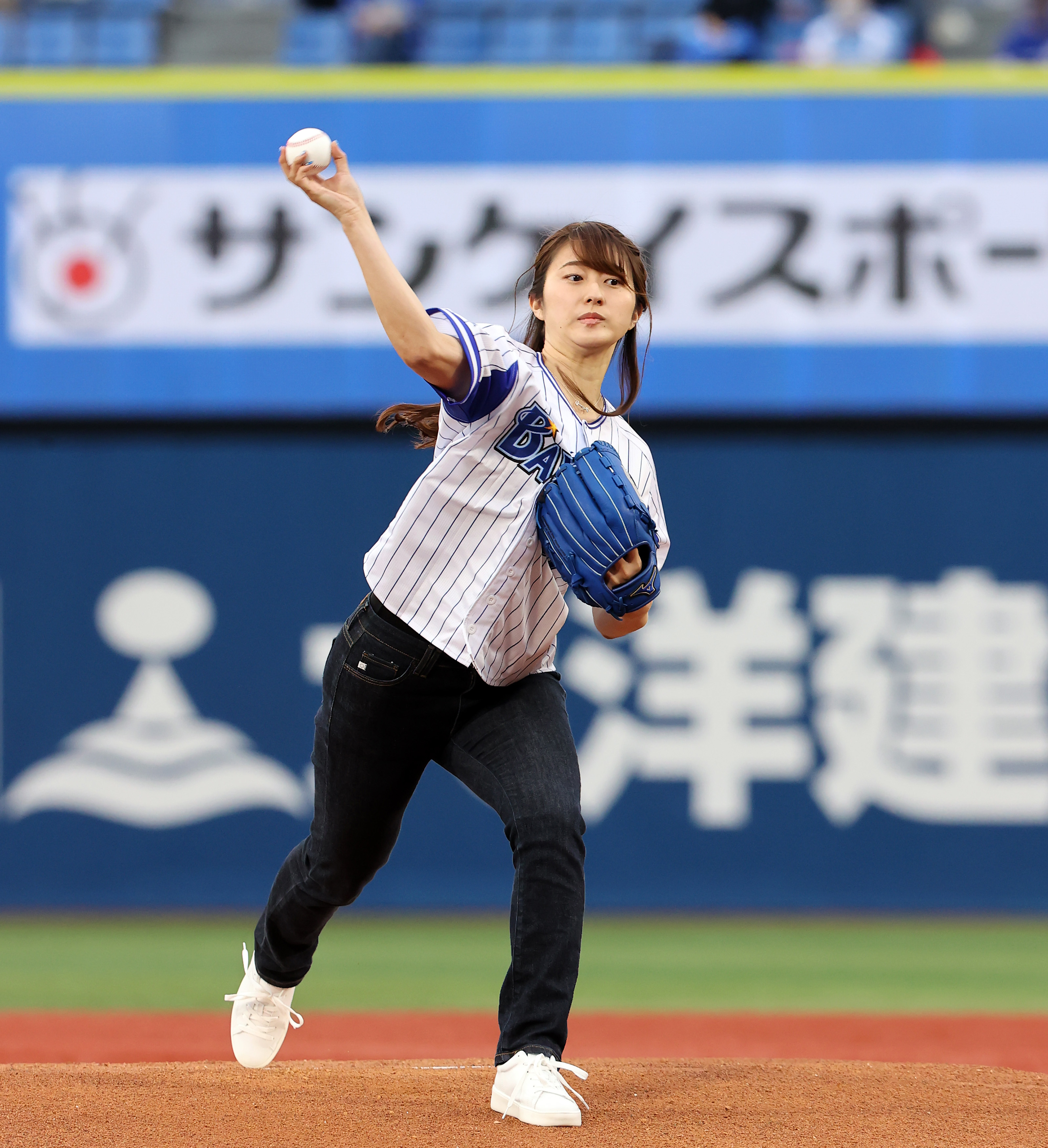 ｄｅｎａ 三浦監督の長女 サンスポ競馬担当 なぎさ記者が始球式 サンスポナイター イザ