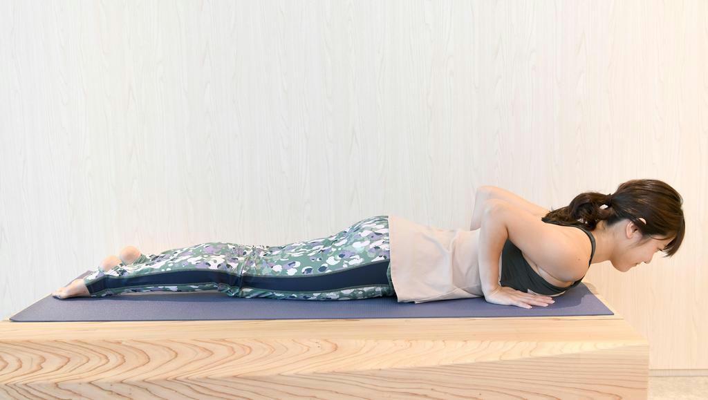 エブリデイヨガ １１ 背中美人を目指す コブラのポーズ 産経ニュース