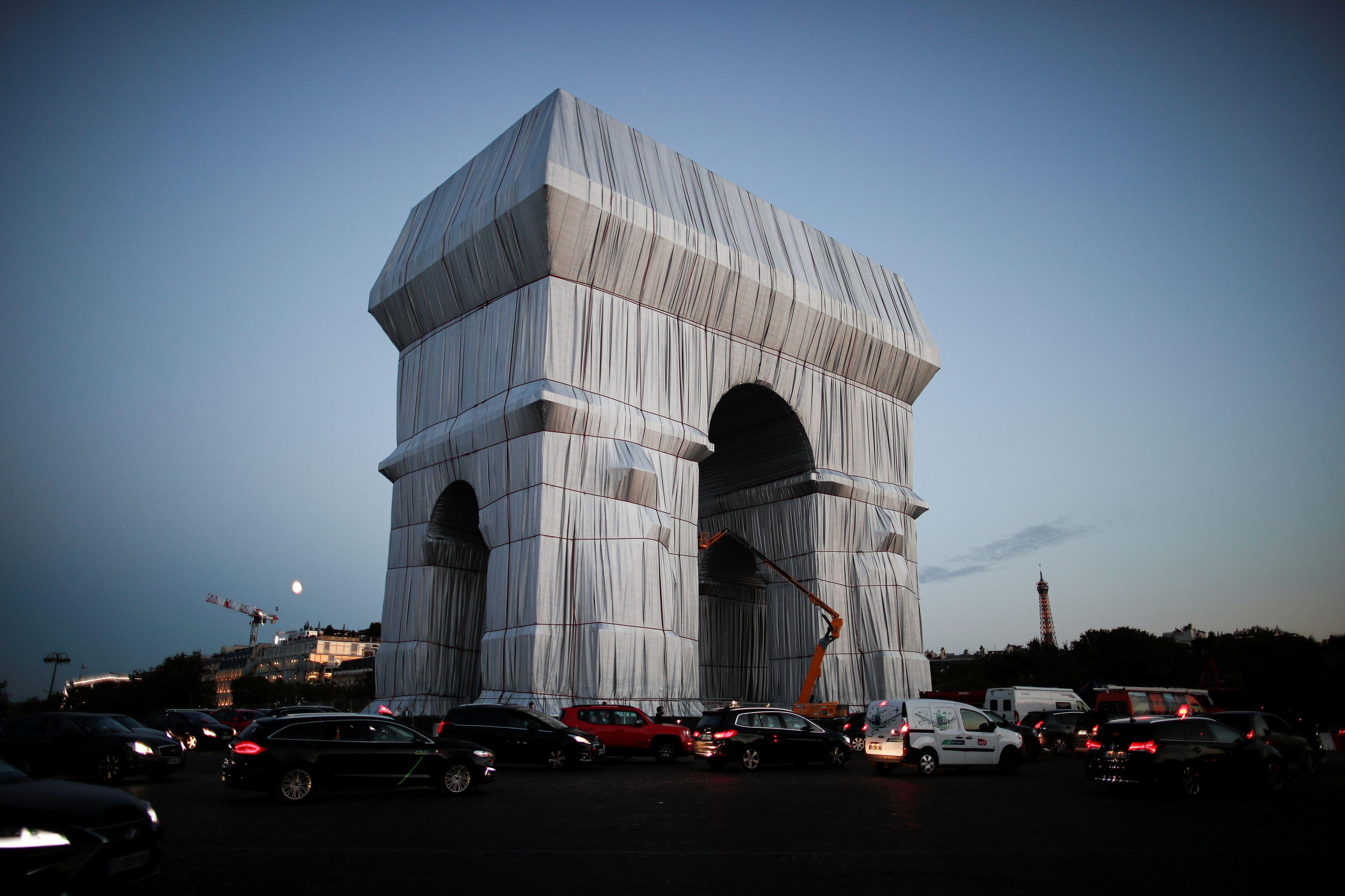 フォト特集】パリ凱旋門を布でラッピング 米現代美術家の遺作 - 産経