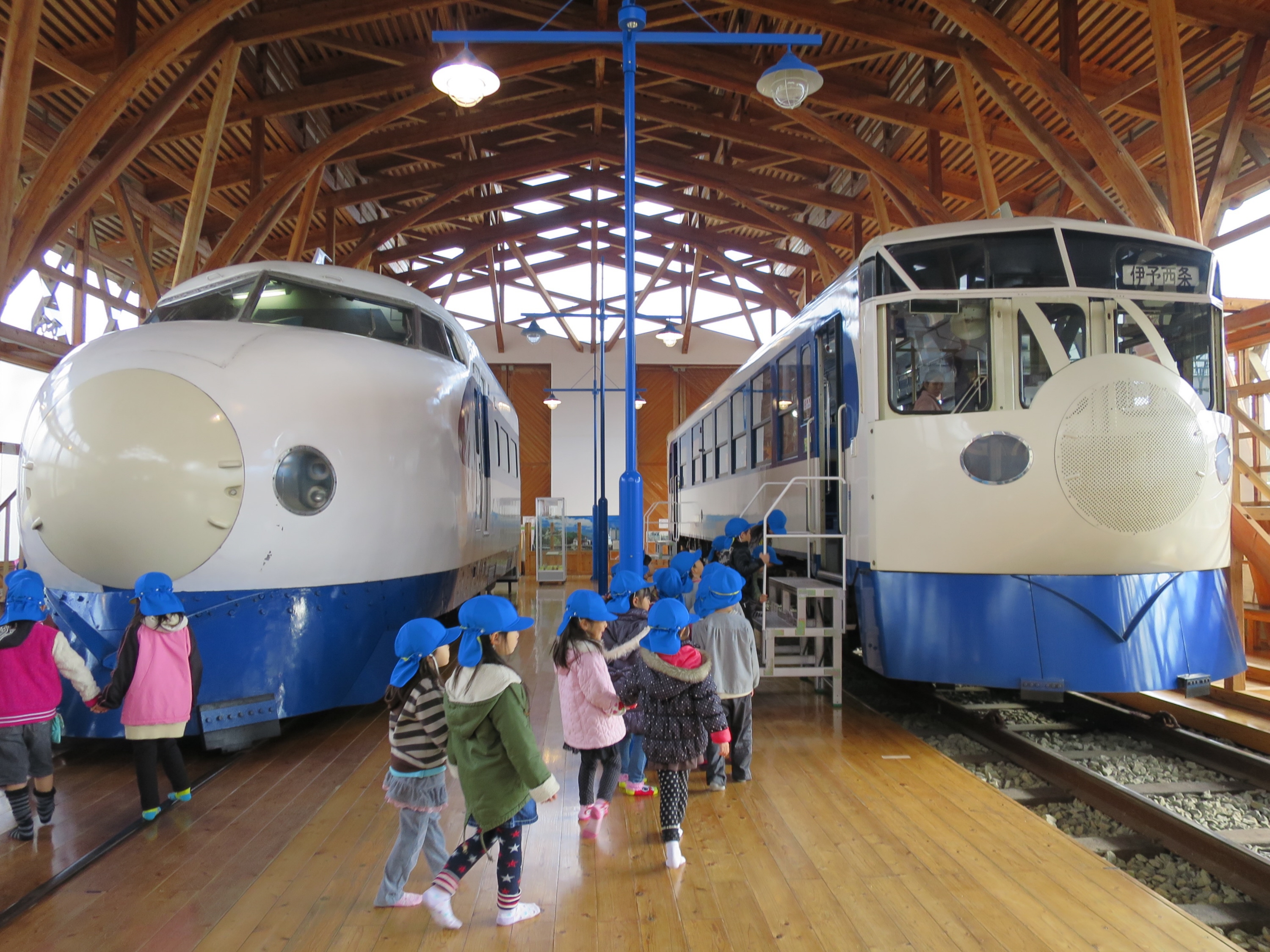 四国走る最高時速差235kmの「最も遅い新幹線」 0系っぽい「顔」、車内