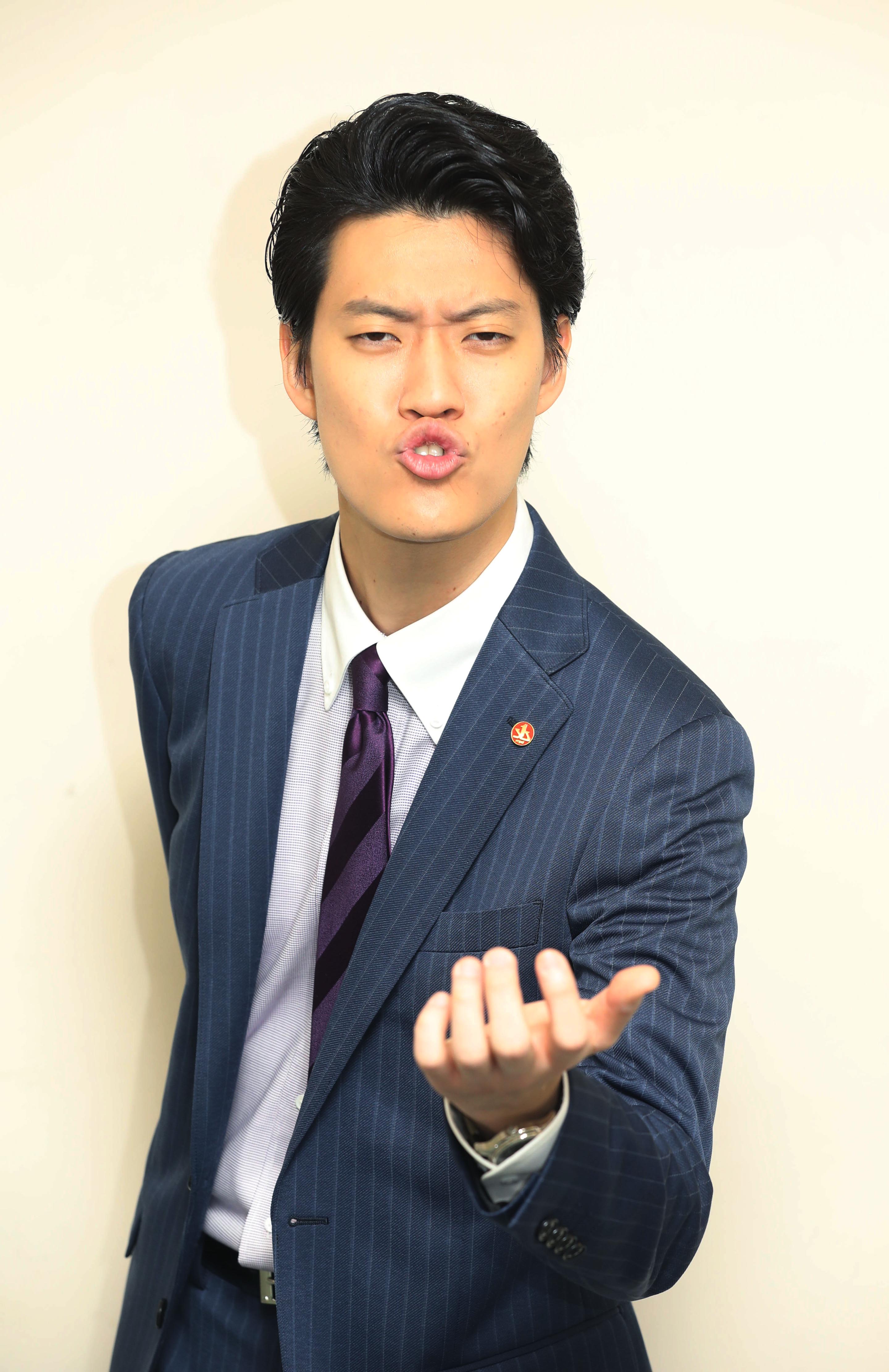 霜降り明星・粗品、3連単241万馬券的中 波乱の6日中山競馬4R