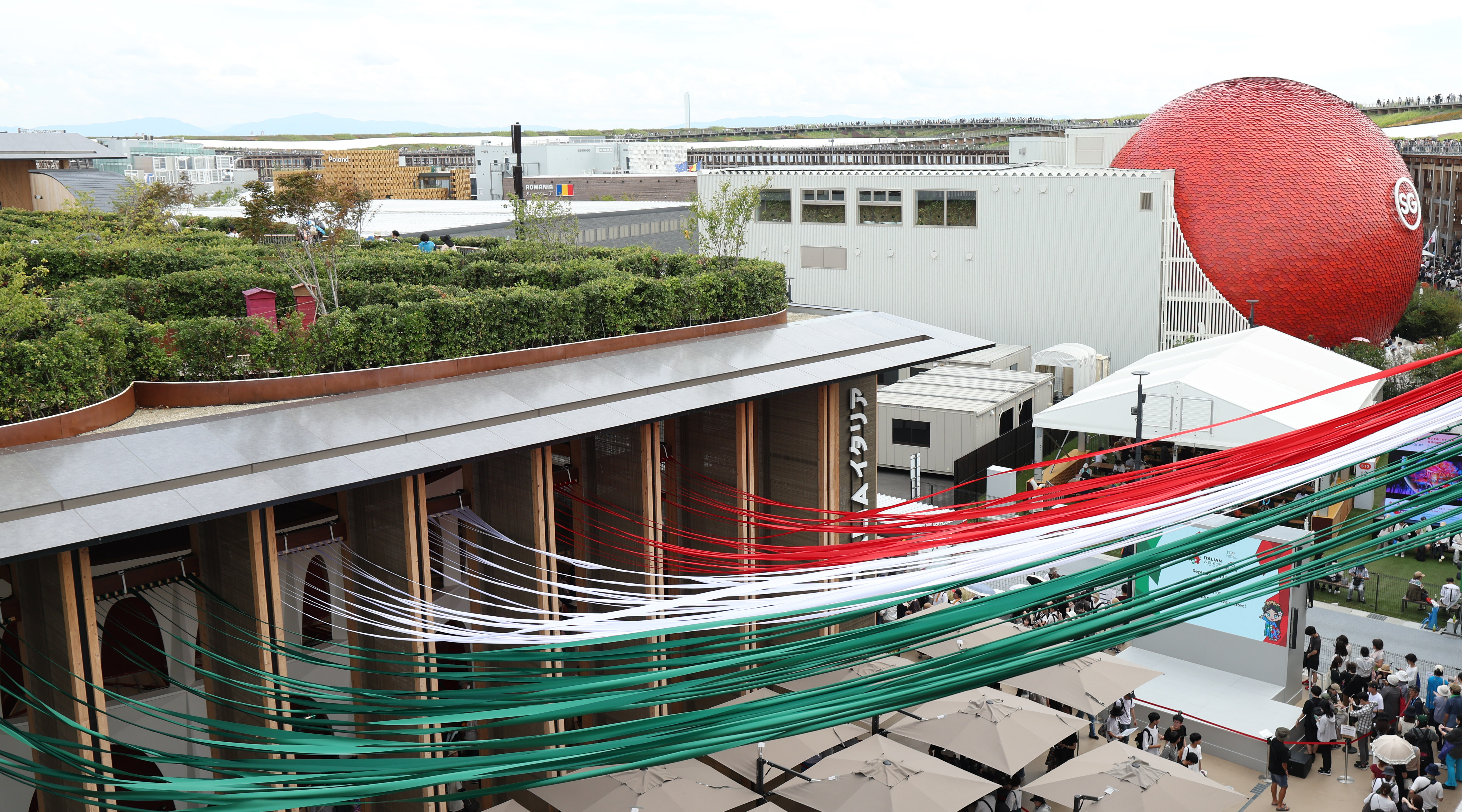 イタリア国旗カラーのリボンの向こうにもトリコローレ 14日まで万博で