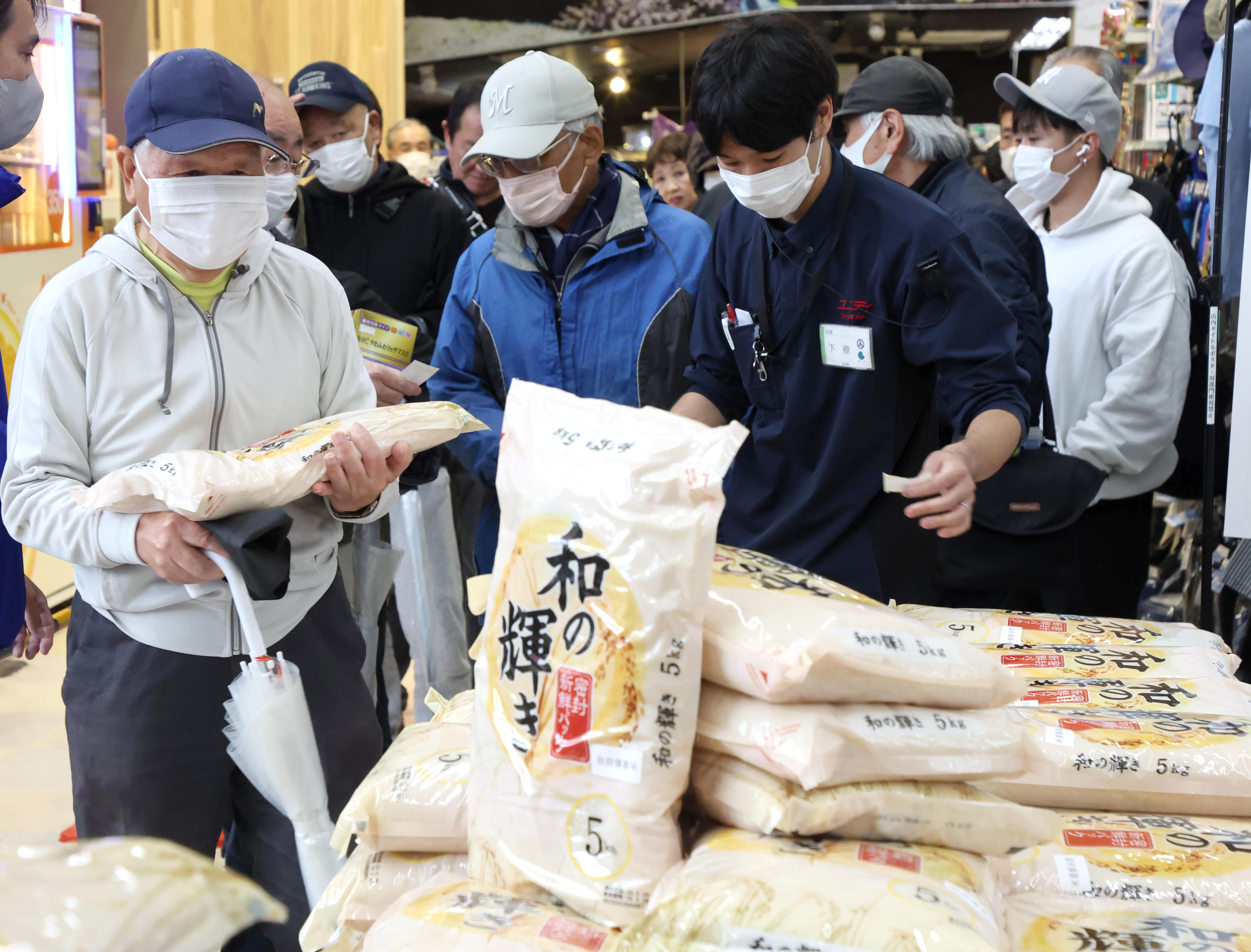 動画】「安く買えてありがたい」雨の中前日から行列 随意契約の政府