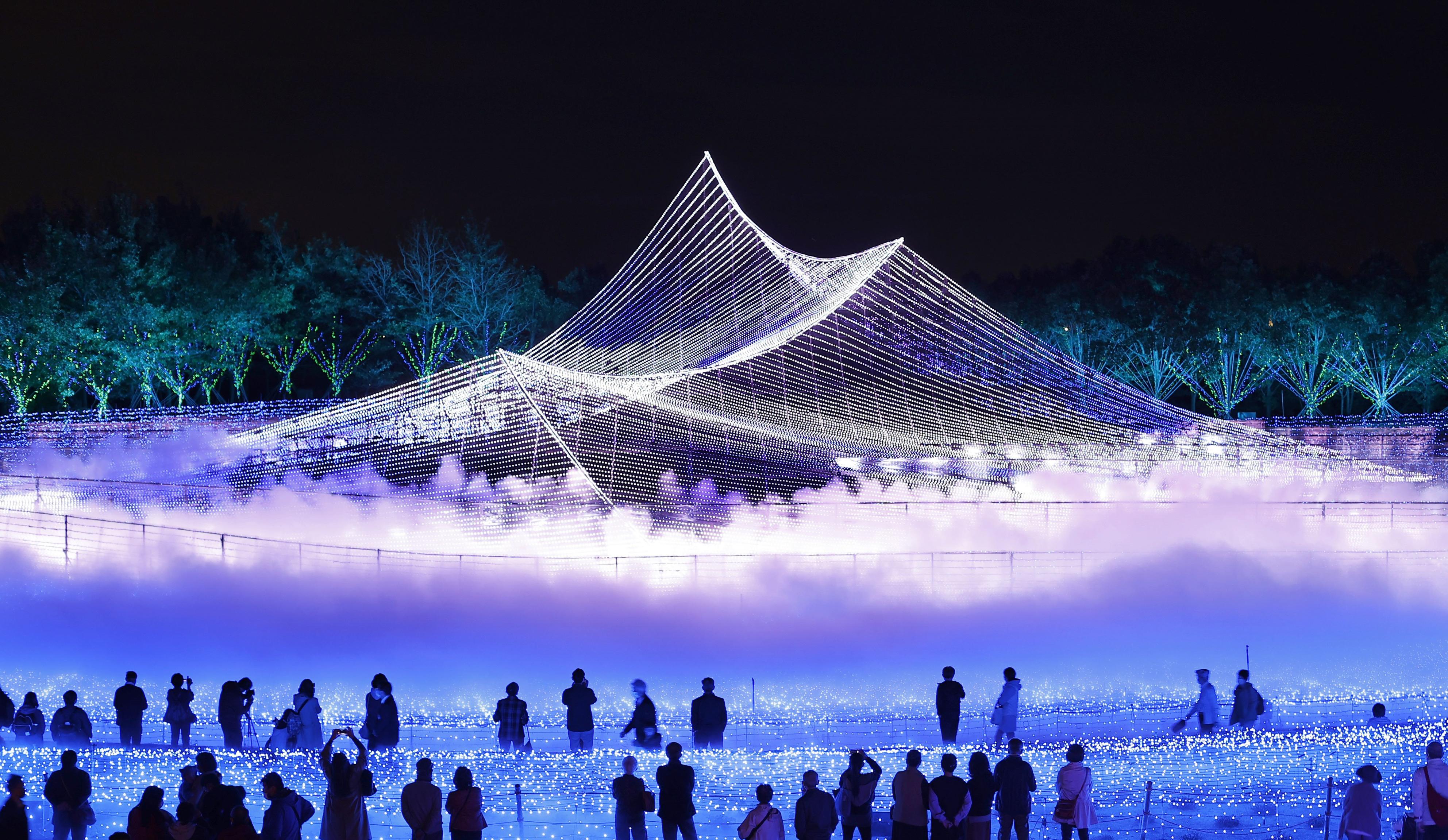 闇夜にきらめく雲海の山々 三重 レジャー施設に巨大イルミネーション 産経ニュース