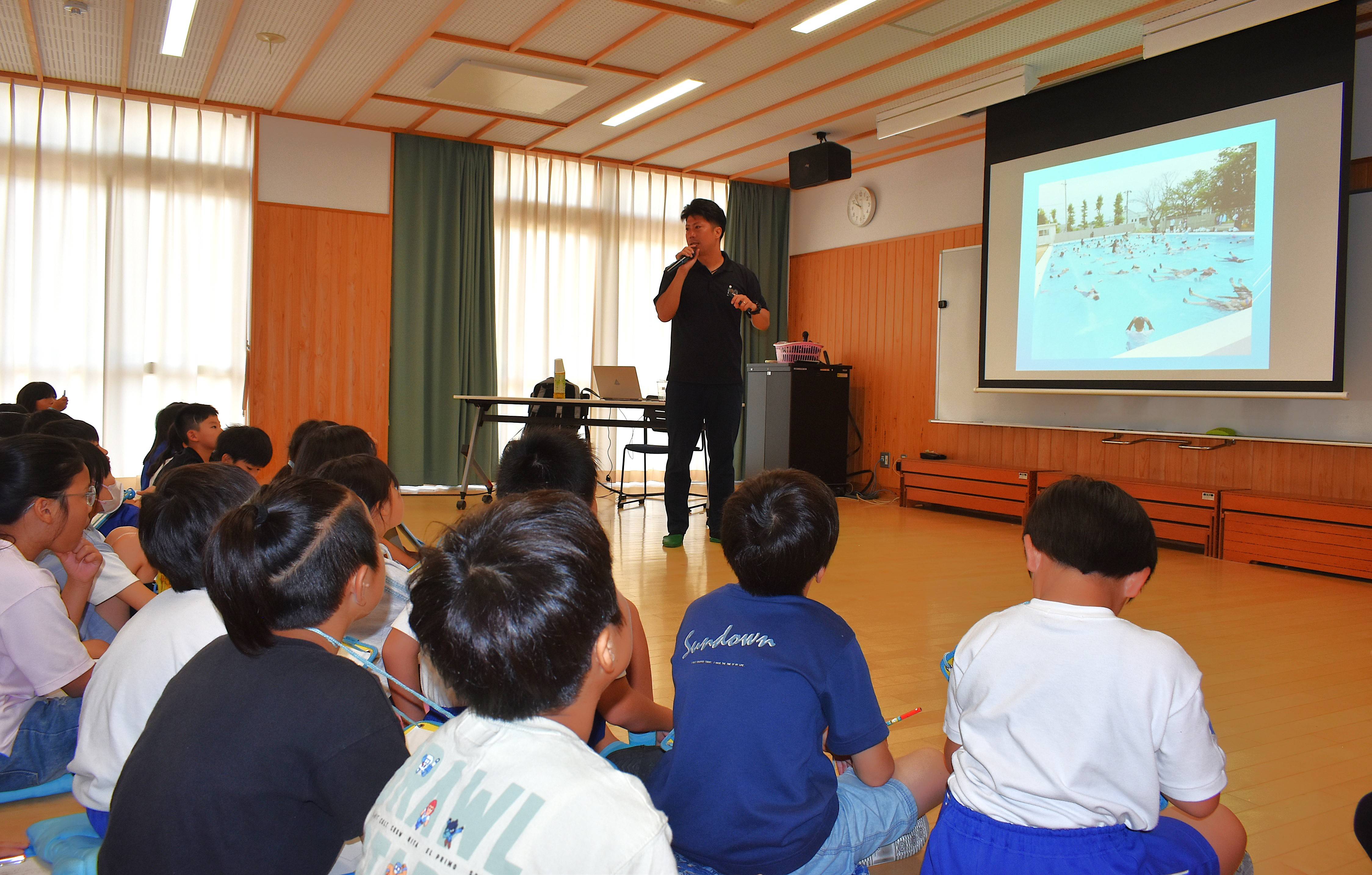 浮いて待て！」水難事故への備え学ぶ 夏休み控え「着衣泳」講習会 茨城