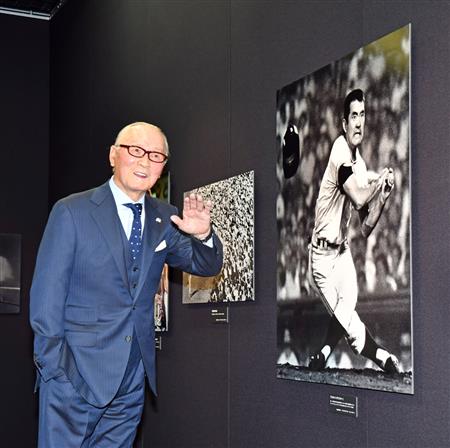 ミスター、『スポーツ報道写真展』に来場「ヘルメット飛ばしたのは