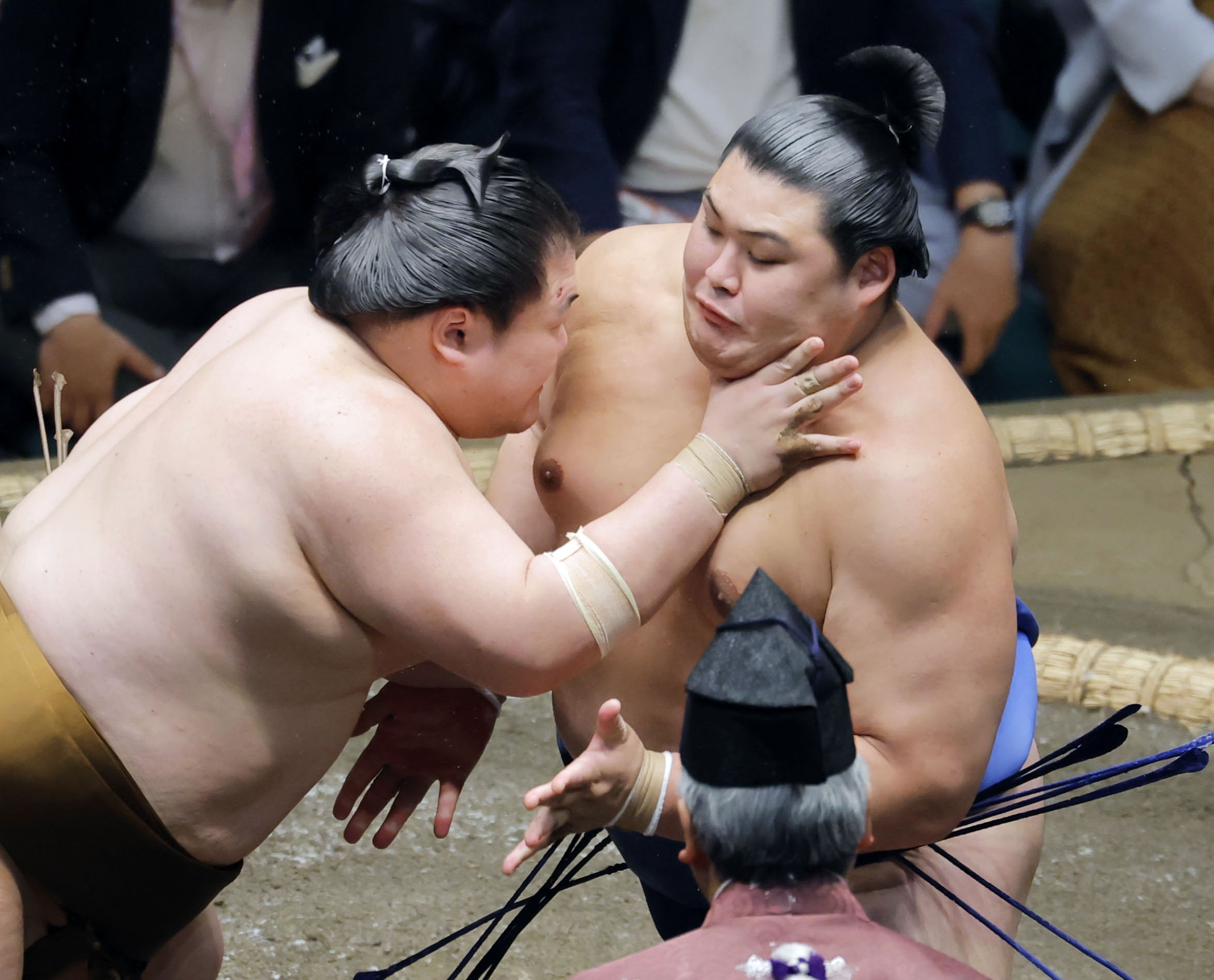 大の里「しっかり考えてやった」 迫力十分の攻め、難敵・王鵬退ける