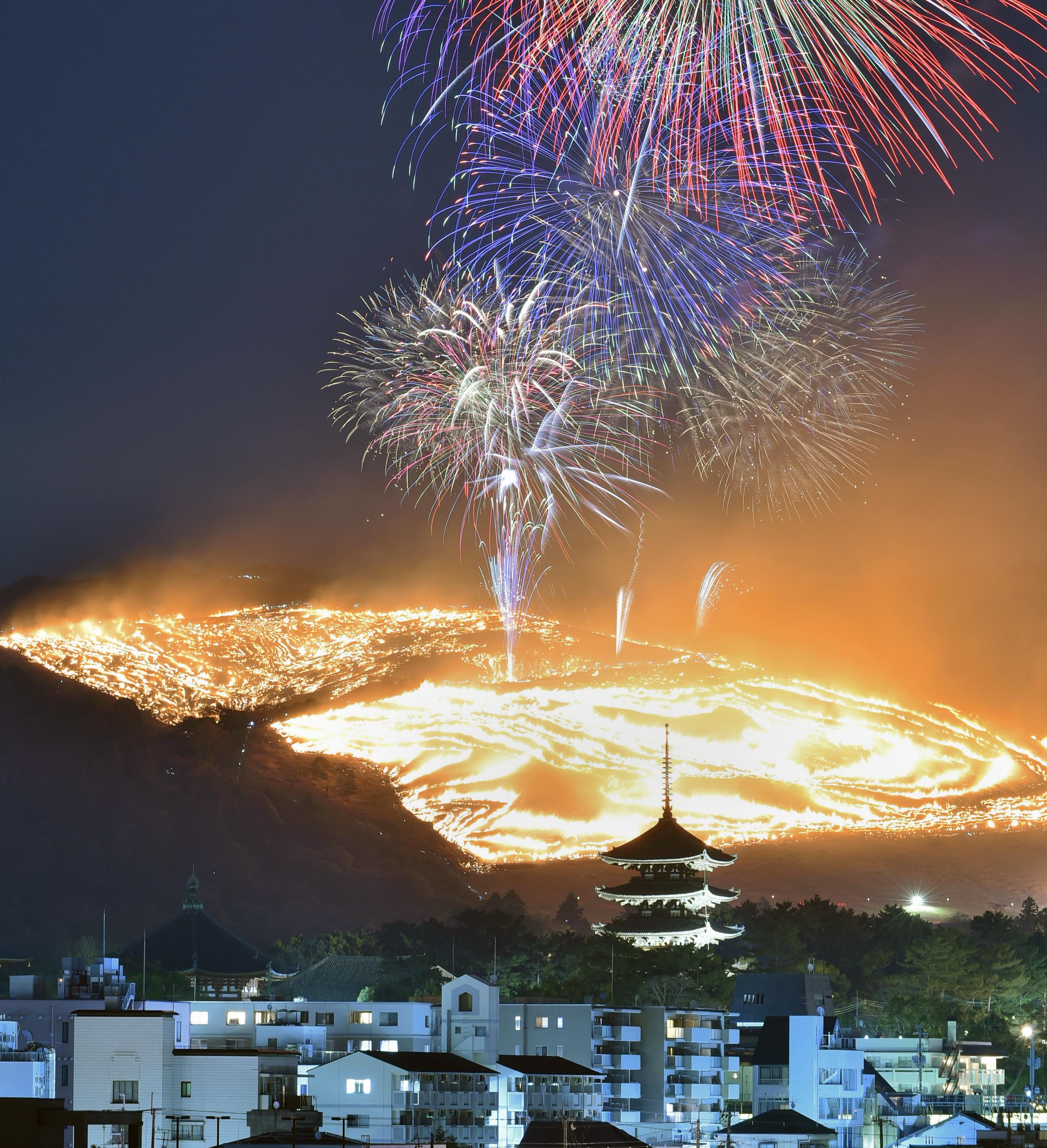 フォト特集】若草山焼き 古都の夜空に炎ゆらめく - 産経ニュース