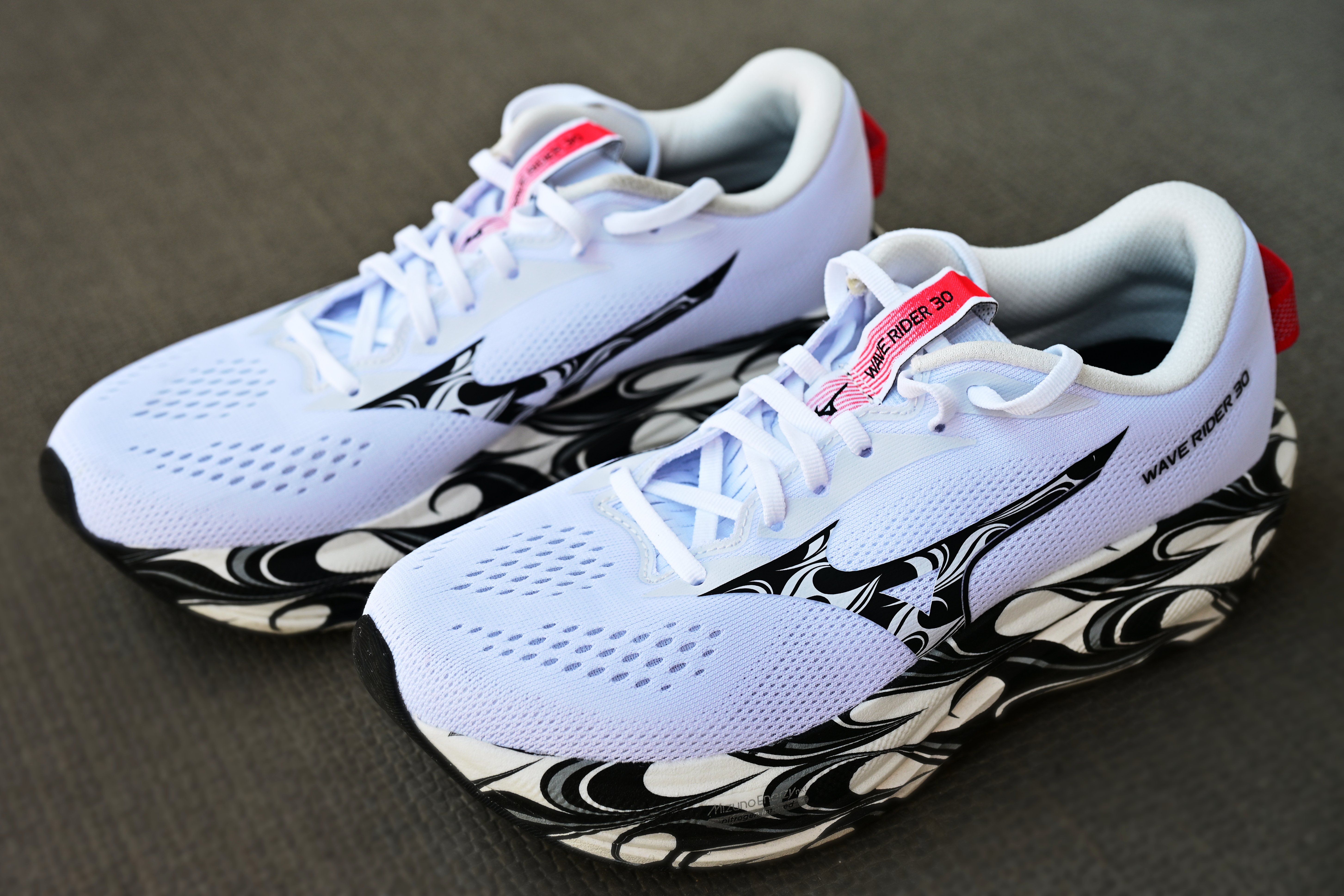Mizuno ウェーブライダー28SW 26cm ウェーブライダー」が30代目に進化 ミズノの主力シューズ、厚底と伝統