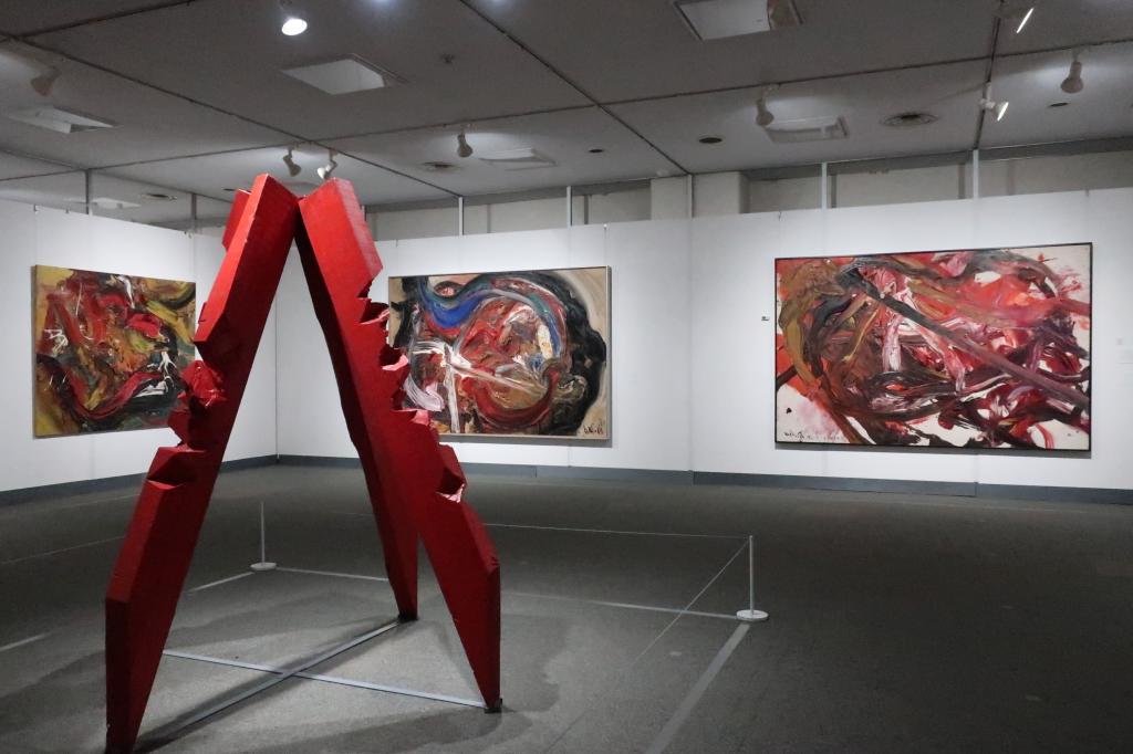 白髪一雄生誕100年、半世紀を超える「行為」の跡 尼崎で展覧会 - 産経